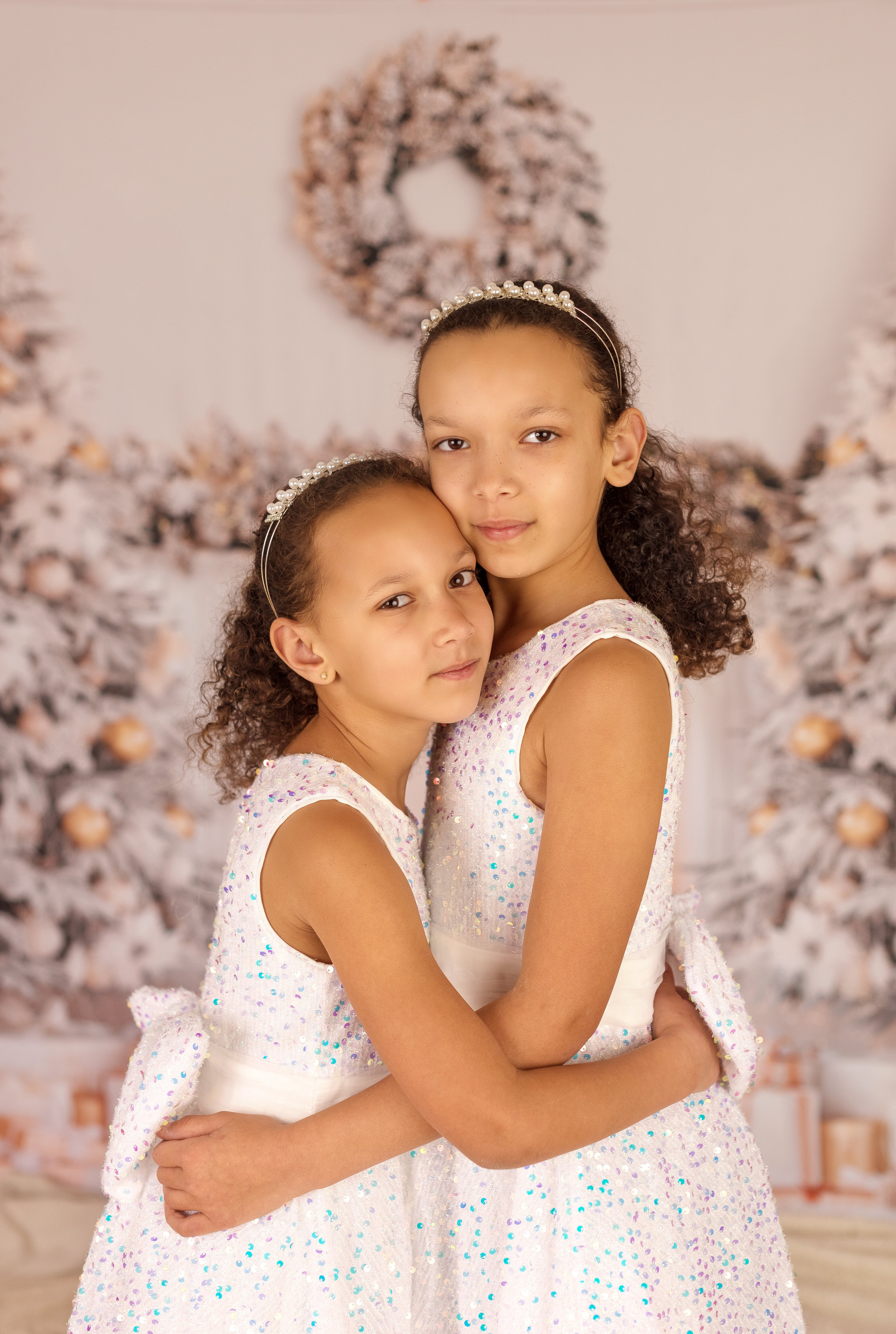 Exemples séance photo Noël - Déco salon blanc. Maria Pinaton - photographe à Douai, Lille, Bondues, Nord - grossesse, nouveau né, famille, mariage, portrait, enfant, couple