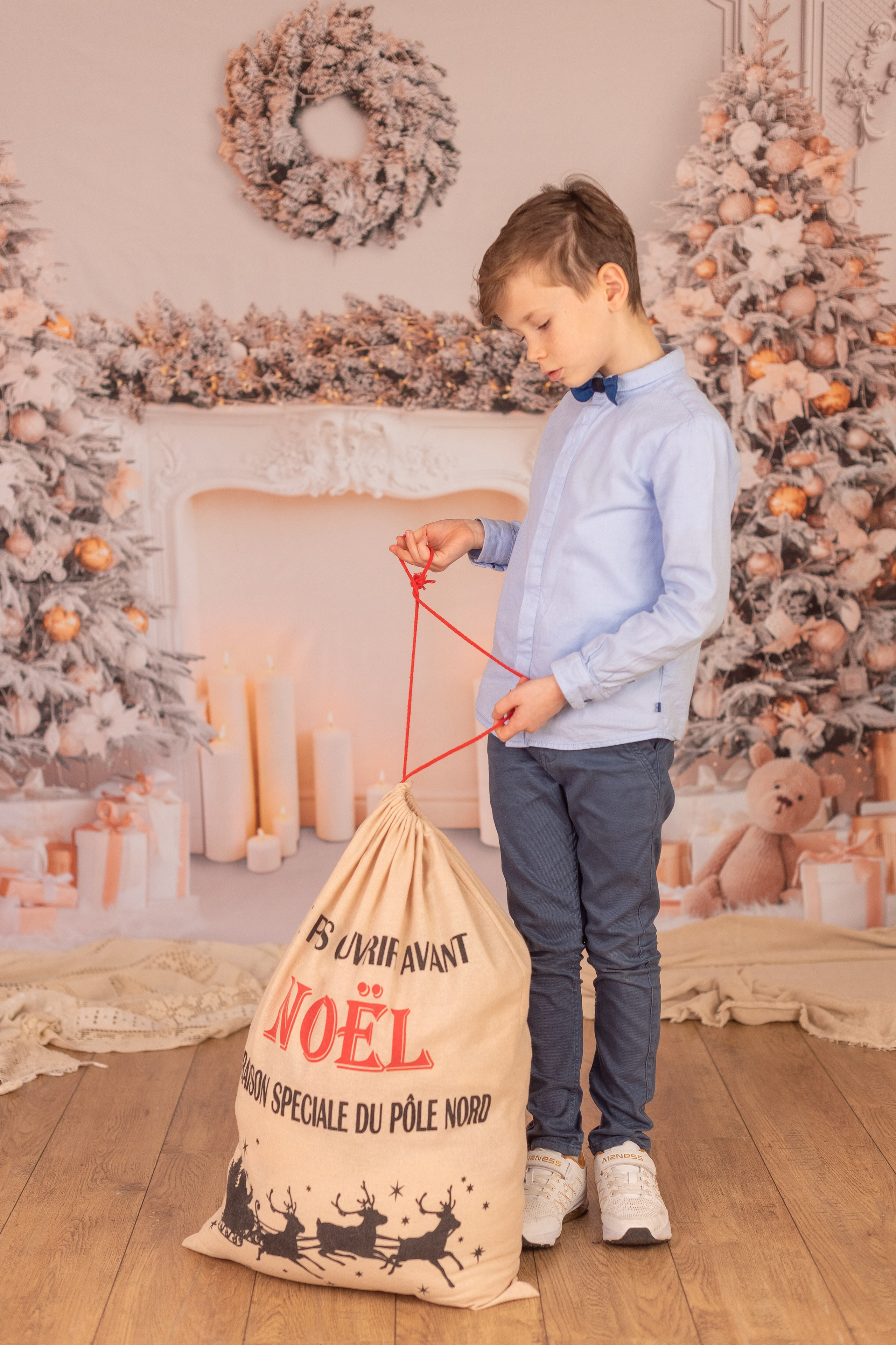Exemples séance photo Noël - Déco salon blanc. Maria Pinaton - photographe à Douai, Lille, Bondues, Nord - grossesse, nouveau né, famille, mariage, portrait, enfant, couple