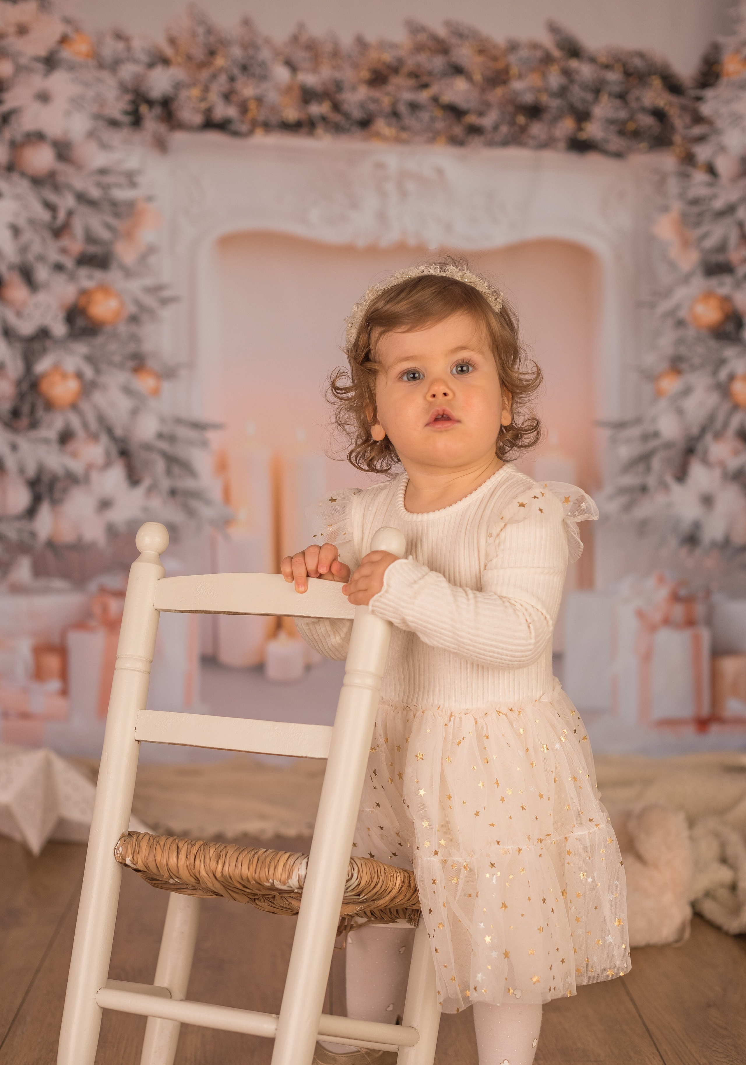 Exemples séance photo Noël - Déco salon blanc. Maria Pinaton - photographe à Douai, Lille, Bondues, Nord - grossesse, nouveau né, famille, mariage, portrait, enfant, couple