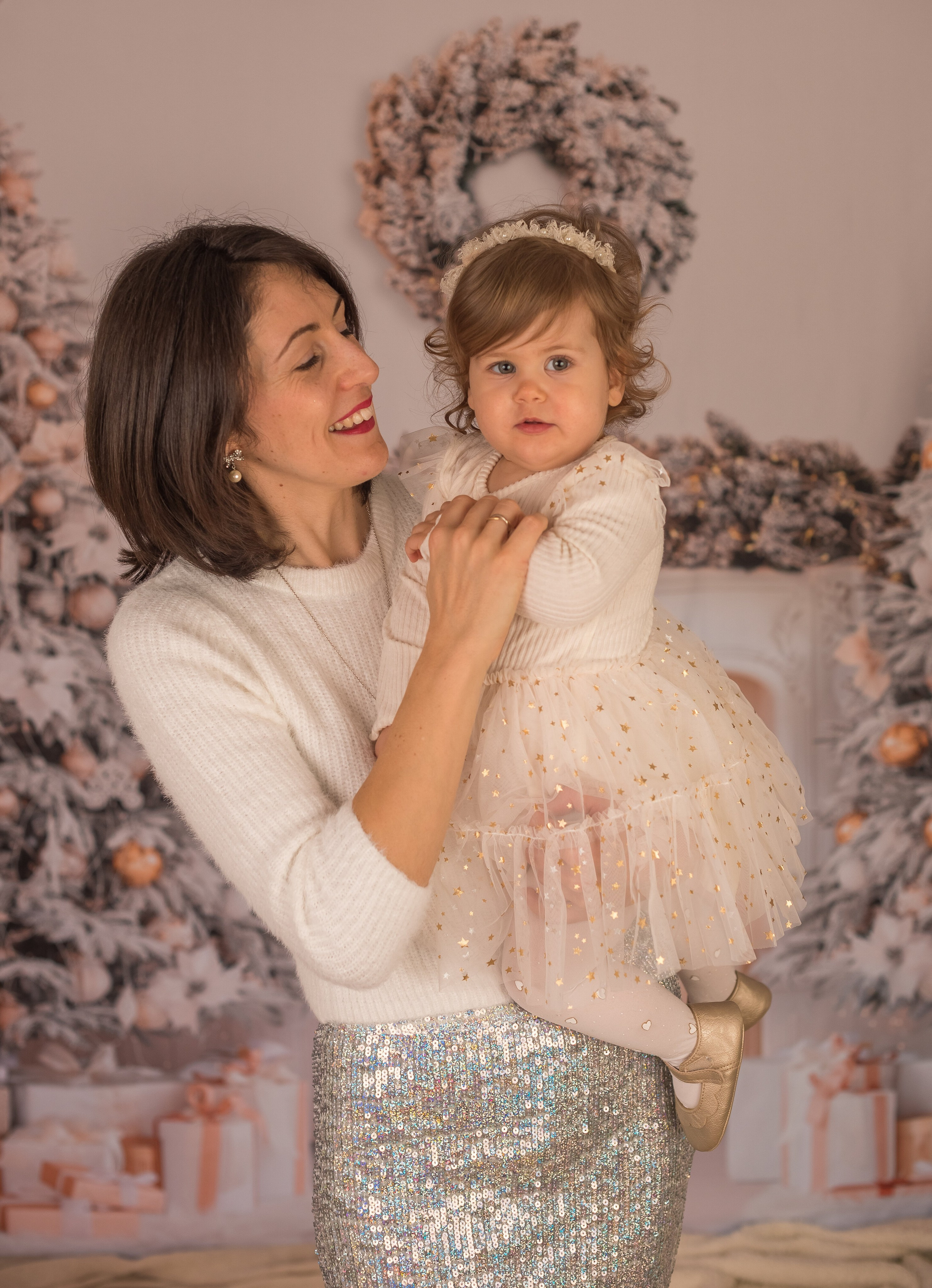 Exemples séance photo Noël - Déco salon blanc. Maria Pinaton - photographe à Douai, Lille, Bondues, Nord - grossesse, nouveau né, famille, mariage, portrait, enfant, couple