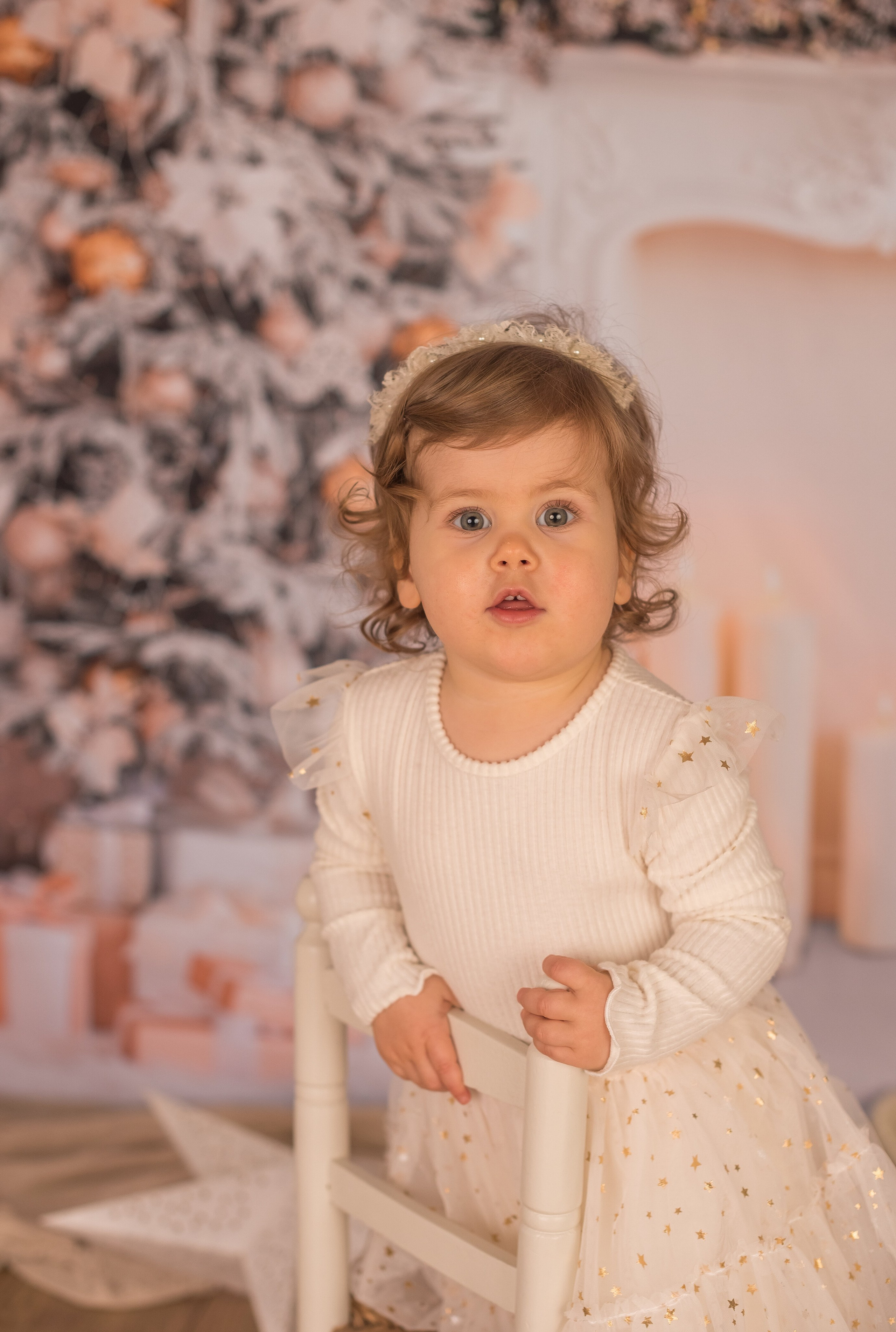 Exemples séance photo Noël - Déco salon blanc. Maria Pinaton - photographe à Douai, Lille, Bondues, Nord - grossesse, nouveau né, famille, mariage, portrait, enfant, couple