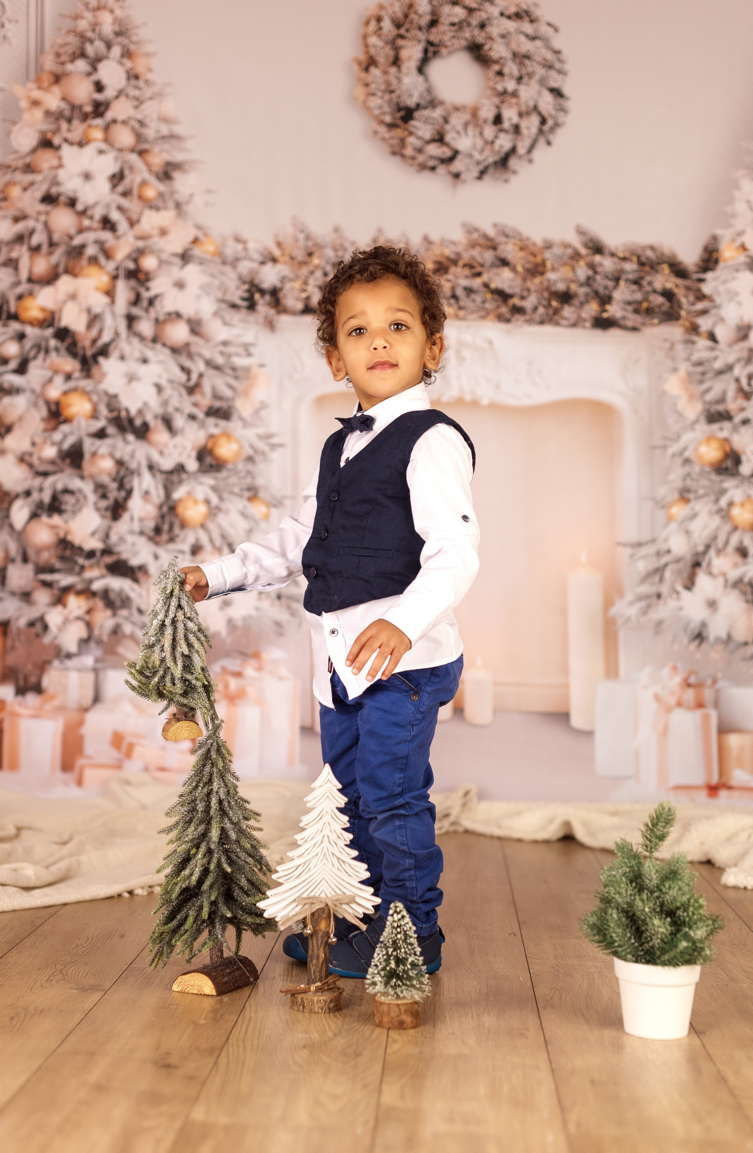 Exemples séance photo Noël - Déco salon blanc. Maria Pinaton - photographe à Douai, Lille, Bondues, Nord - grossesse, nouveau né, famille, mariage, portrait, enfant, couple