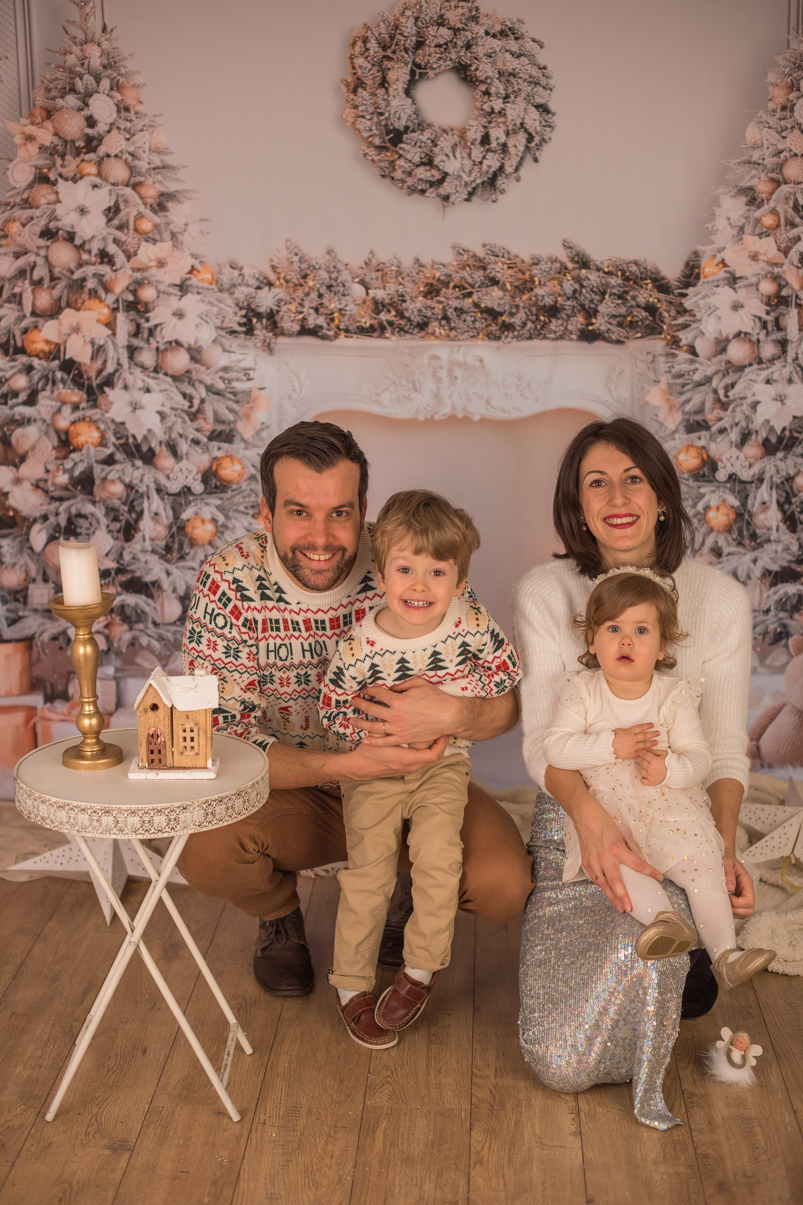 Exemples séance photo Noël - Déco salon blanc. Maria Pinaton - photographe à Douai, Lille, Bondues, Nord - grossesse, nouveau né, famille, mariage, portrait, enfant, couple
