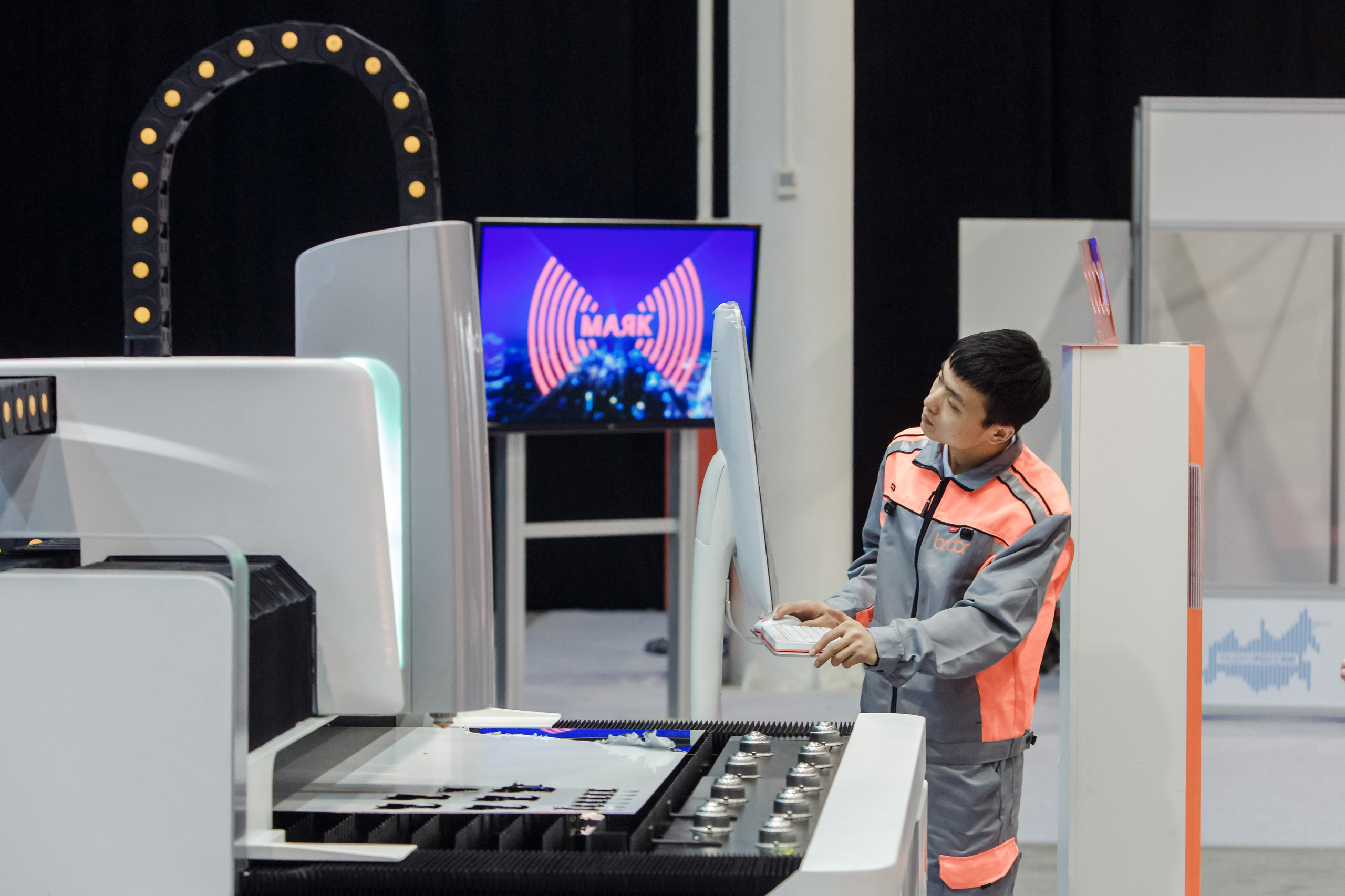 Exposición de Ingeniería Mecánica. Fotógrafo de retrato, familia y reportajes en Valencia | España | Europa Vitalii Lumier