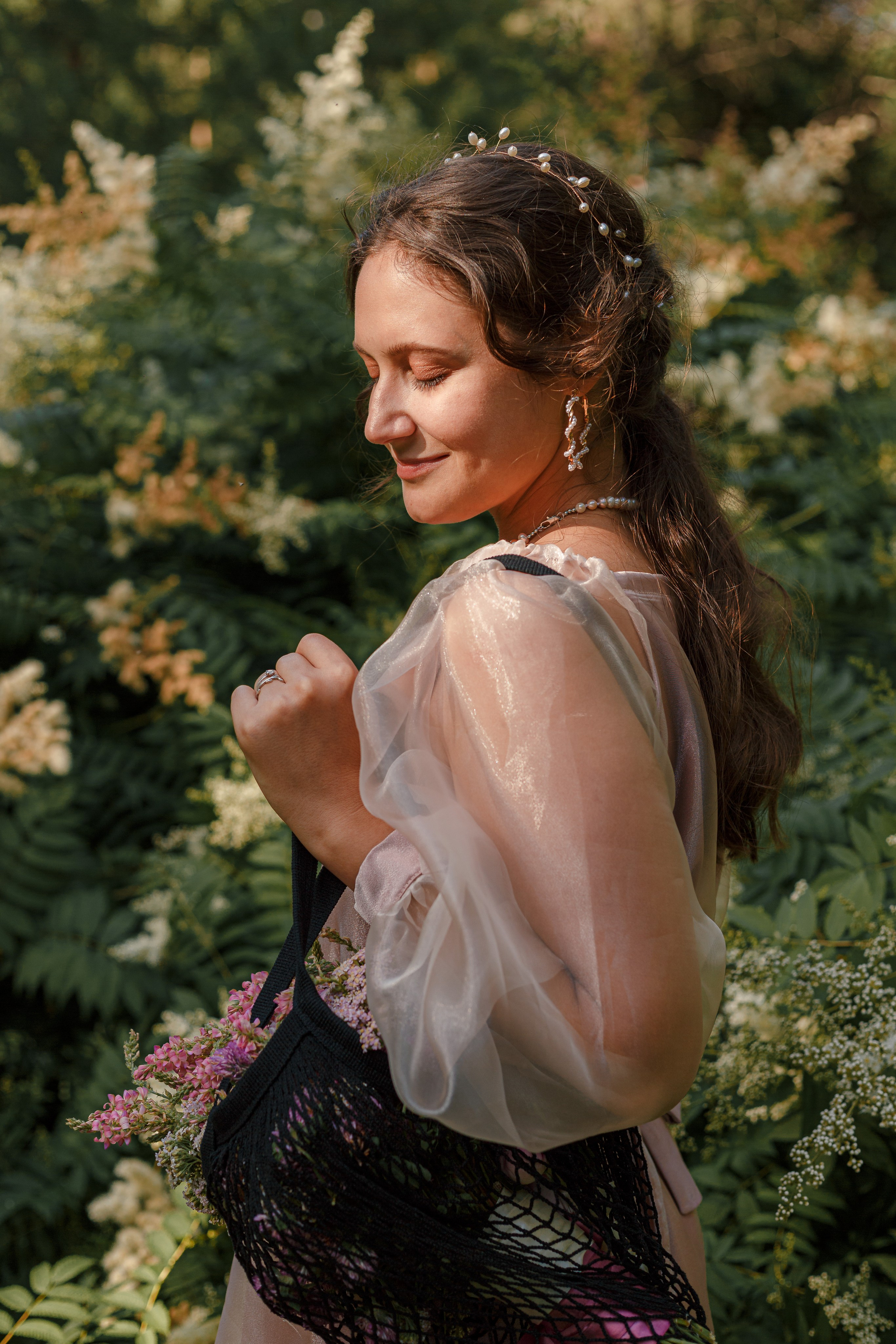 La novia y el novio en el fondo de un picnic de boda. Fotógrafo de retrato, familia y reportajes en Valencia | España | Europa Vitalii Lumier