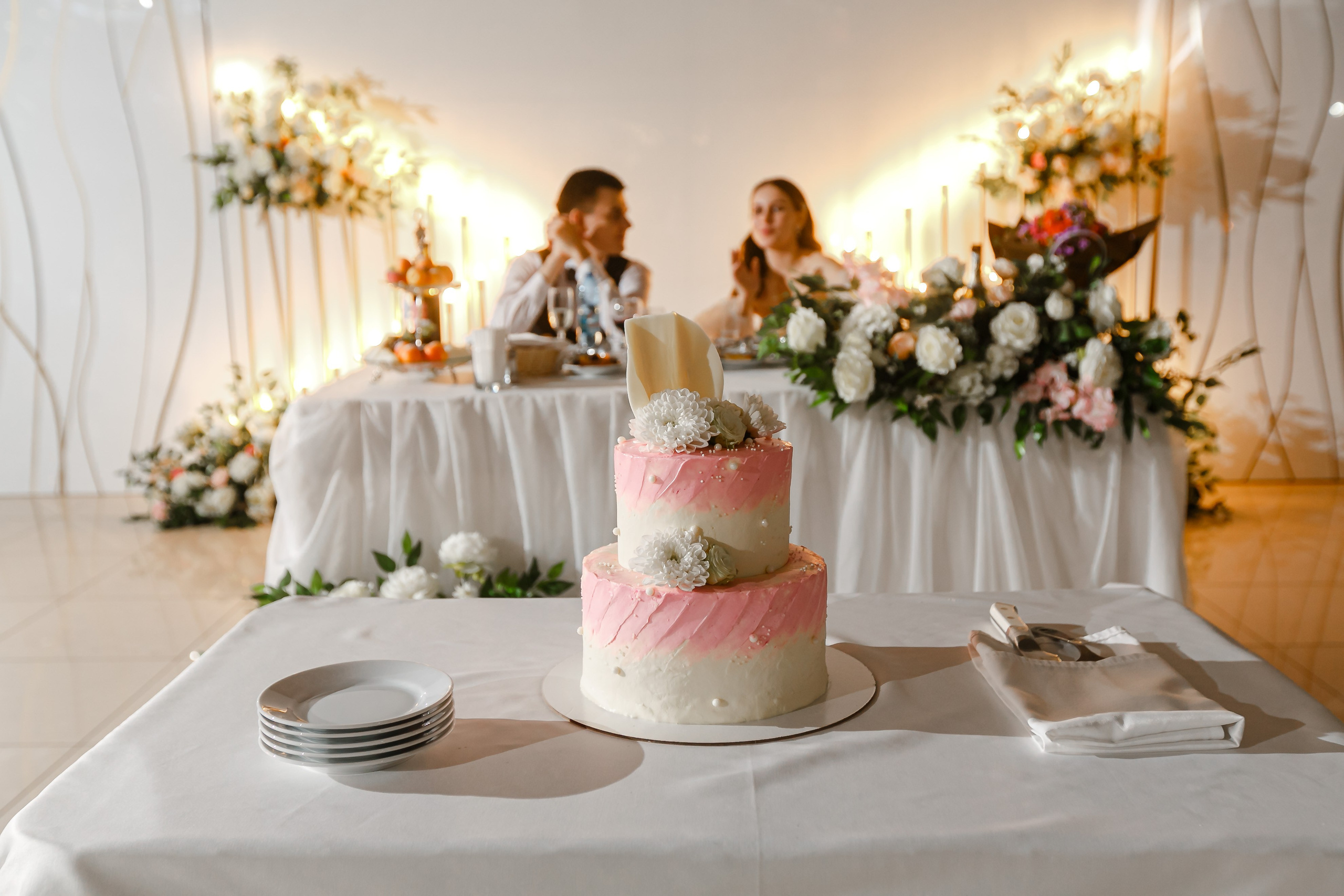 hermosa mesa de los recién casados ​​en el banquete