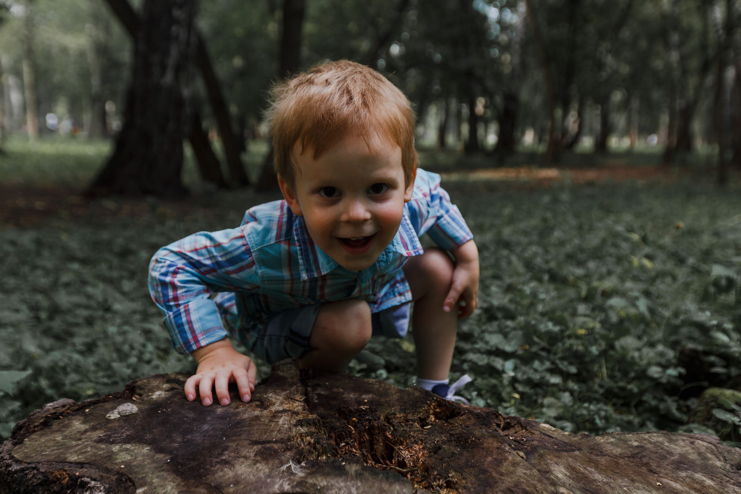 Sesión de fotos con un niño travieso. Fotógrafo de retrato, familia y reportajes en Valencia | España | Europa Vitalii Lumier