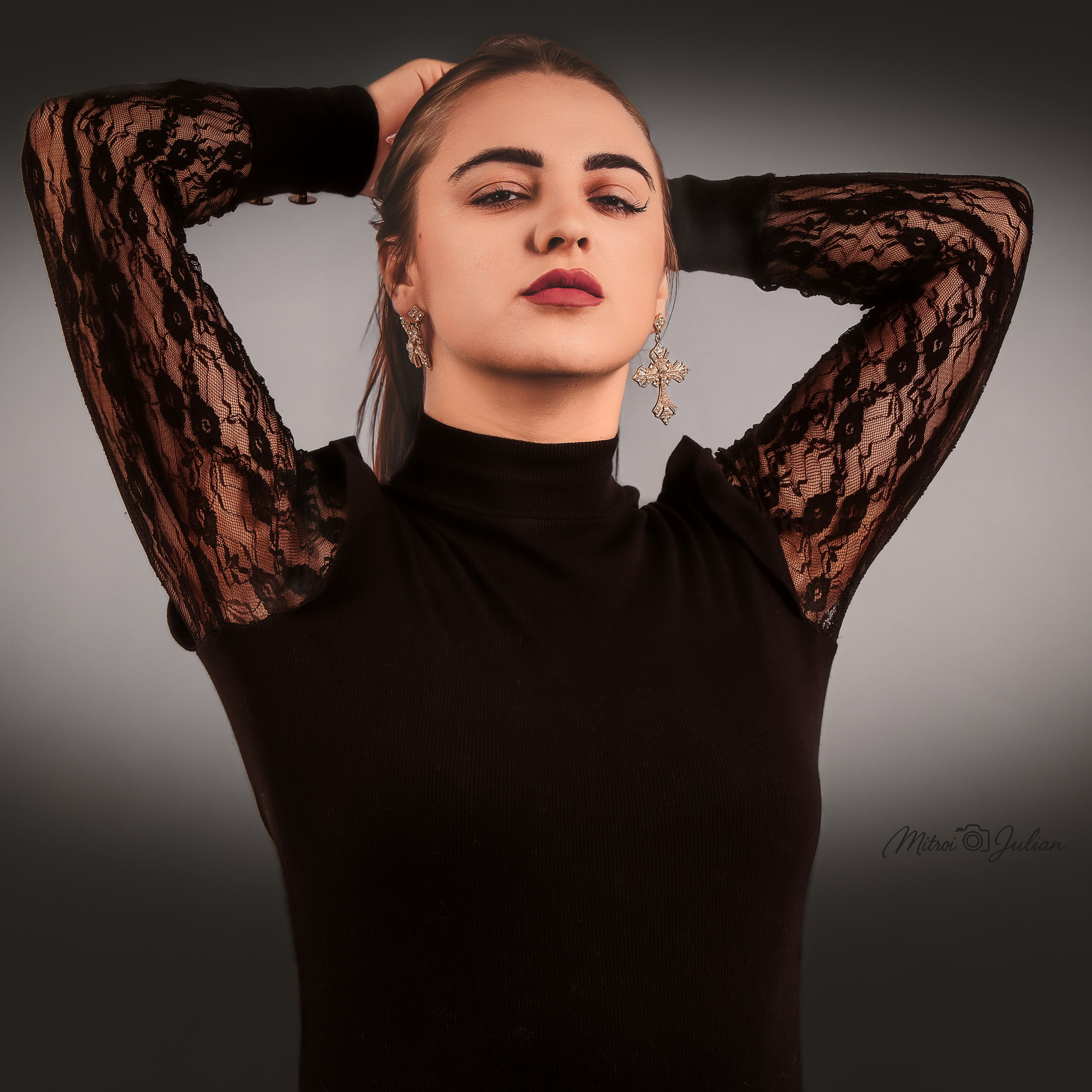 Studio foto profesional în București, specializat în portrete, beauty, fashion și fotografie de produs. Lumini de calitate. – Mitroi Iulian