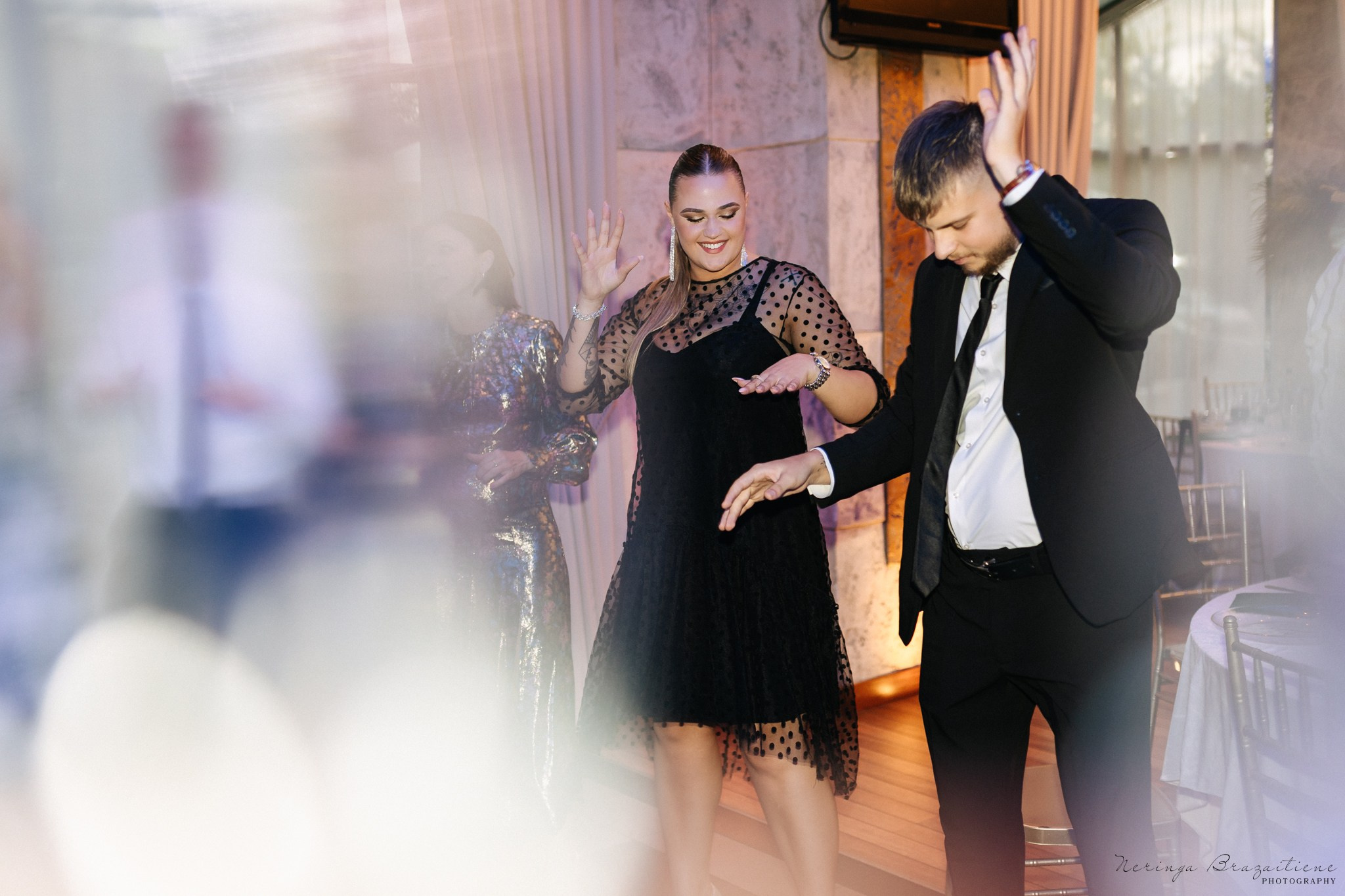 Vestuvinė fotosesija Kaune, Vienybės aikštėje, prie Lietuvos banko