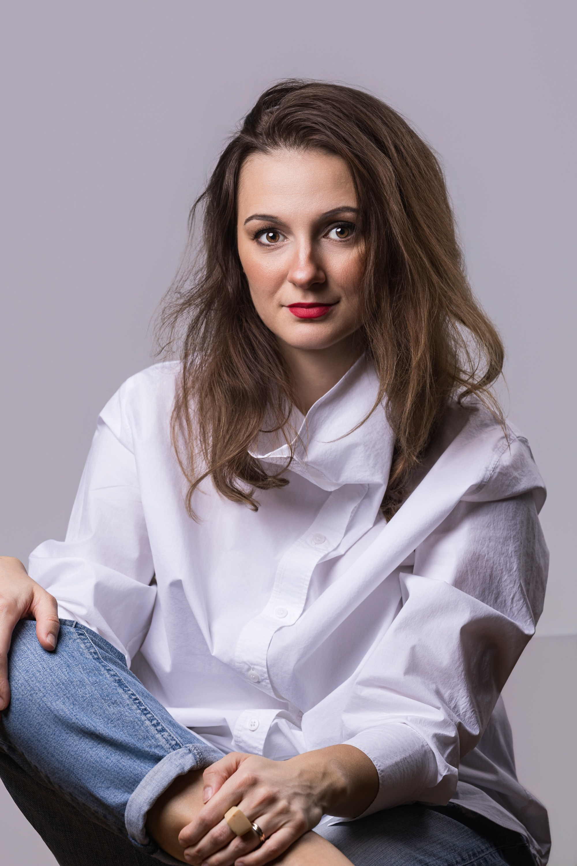 Elegantni portret fotografisan u kućnom ambijentu