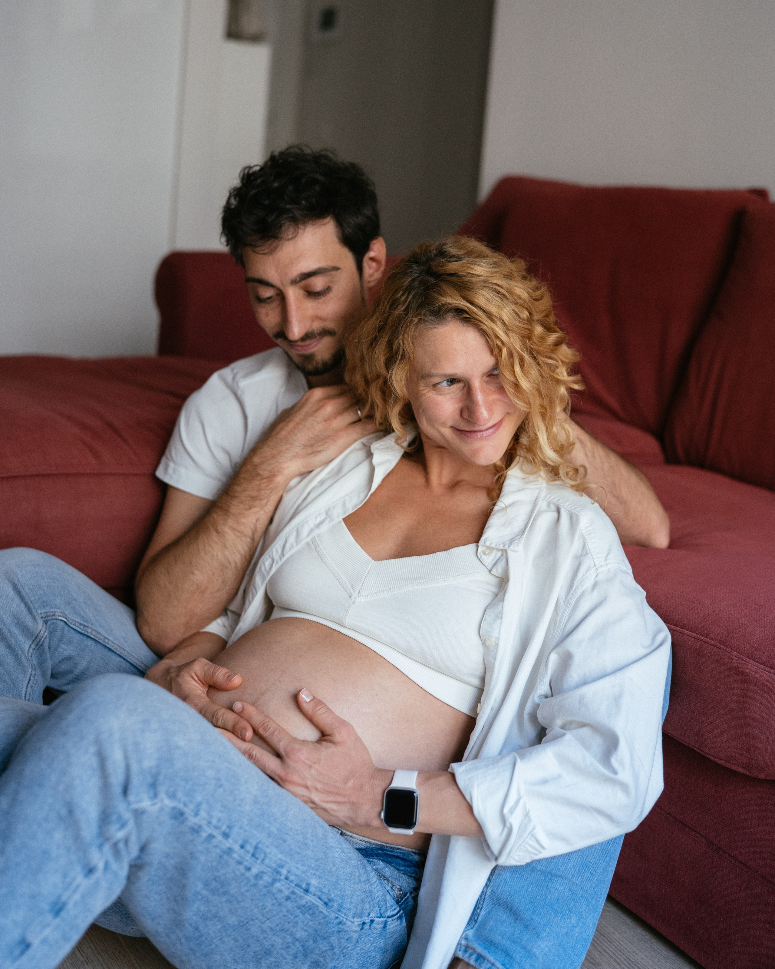Candid pregnancy photoshoot in the park. Photographer in Madrid, Spain. Alyona Belyaninova