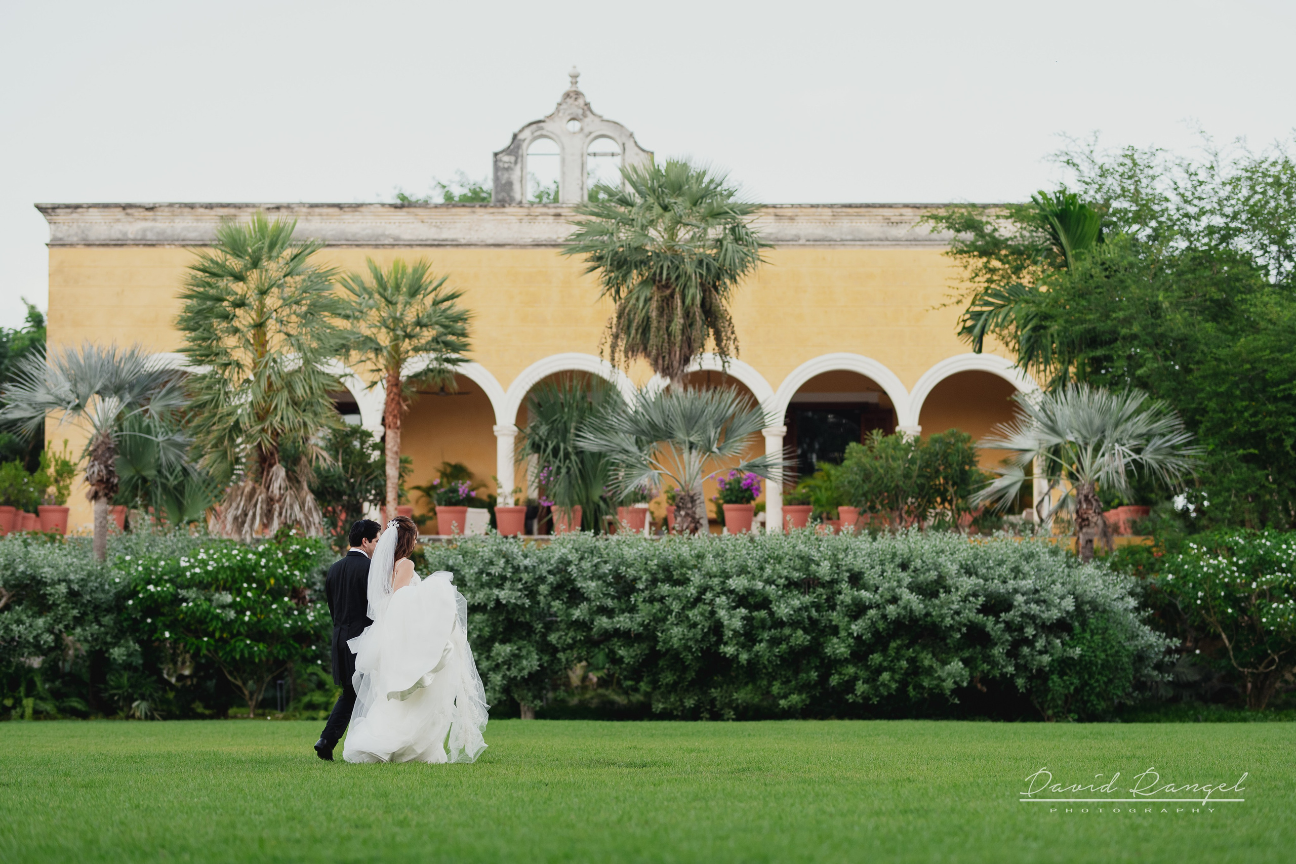 Classic Weddings. Destination wedding photographer based in Cancun and Riviera Maya with service worldwide