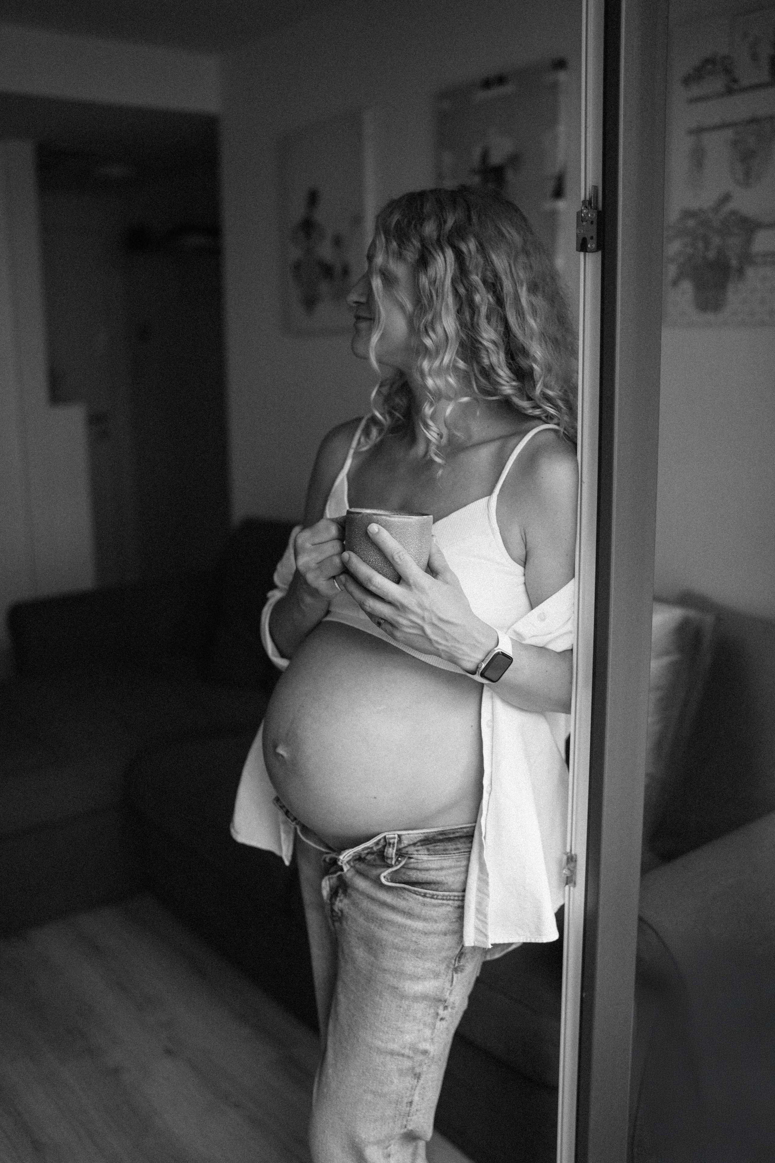 Candid pregnancy photoshoot in the park. Photographer in Madrid, Spain. Alyona Belyaninova