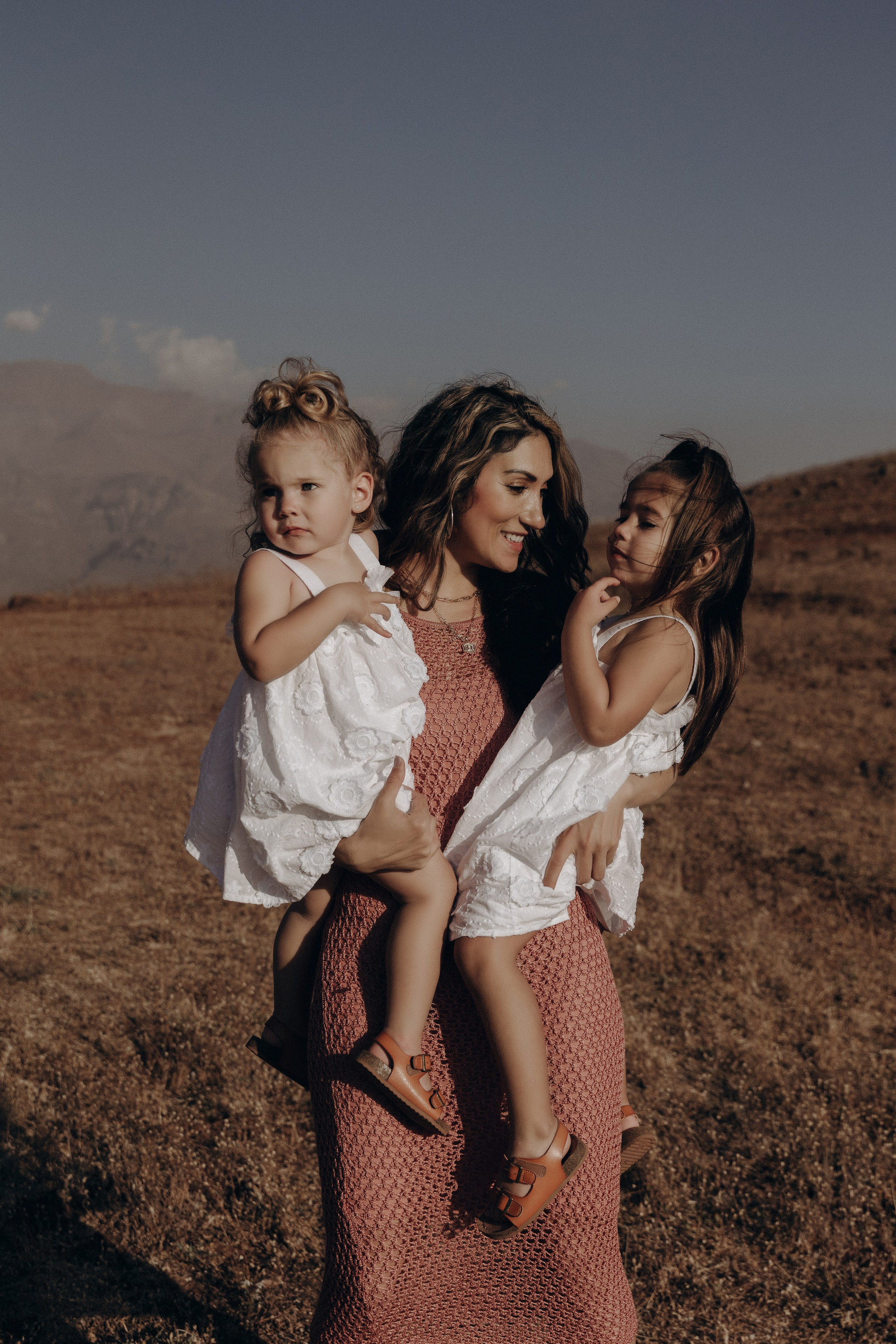 Family Photoshoot in the Mountains — Nature & Tenderness. Photographer in Santiago, Chile Anna Almazova
