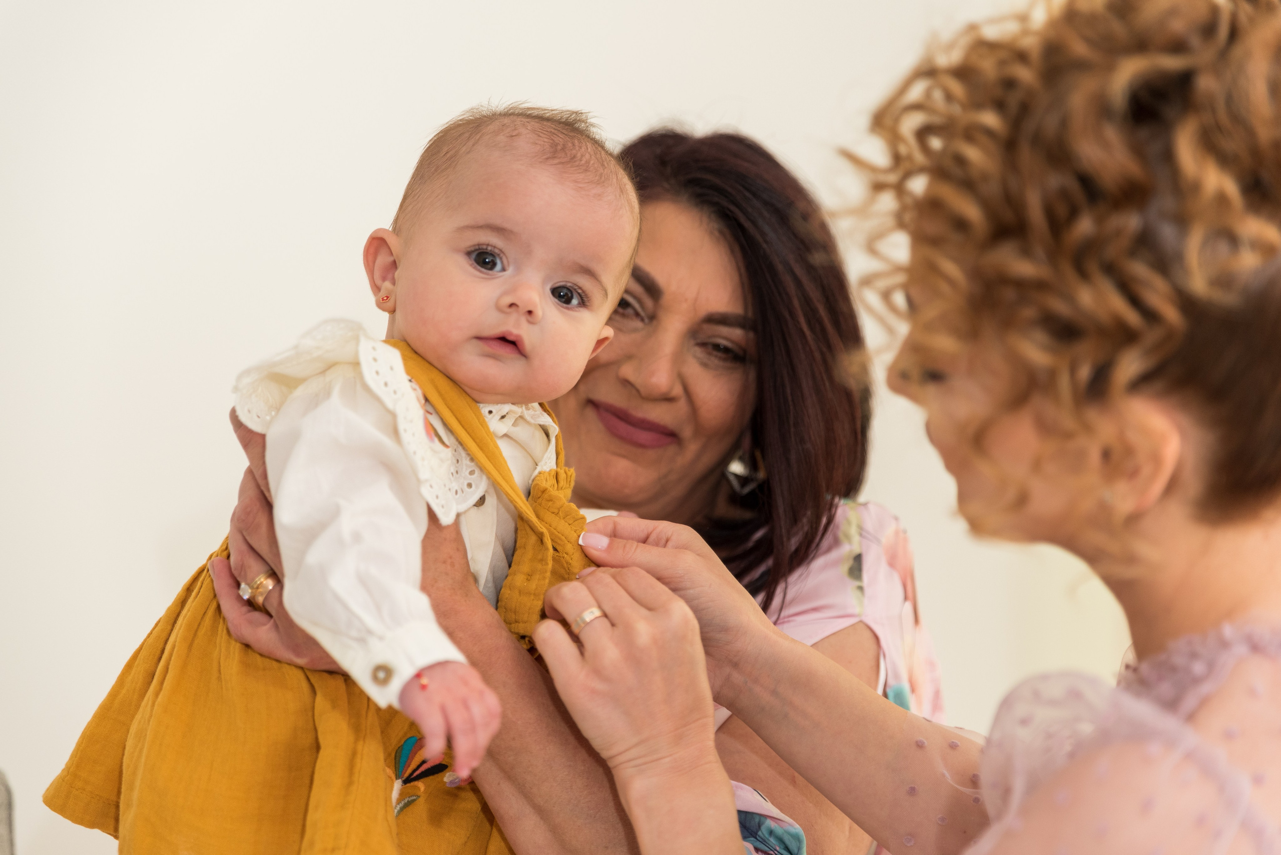 Photo session at home, wedding photos, Bucharest wedding photographer, wedding photos at home, bride posing, customs, professional wedding photography, baby photo