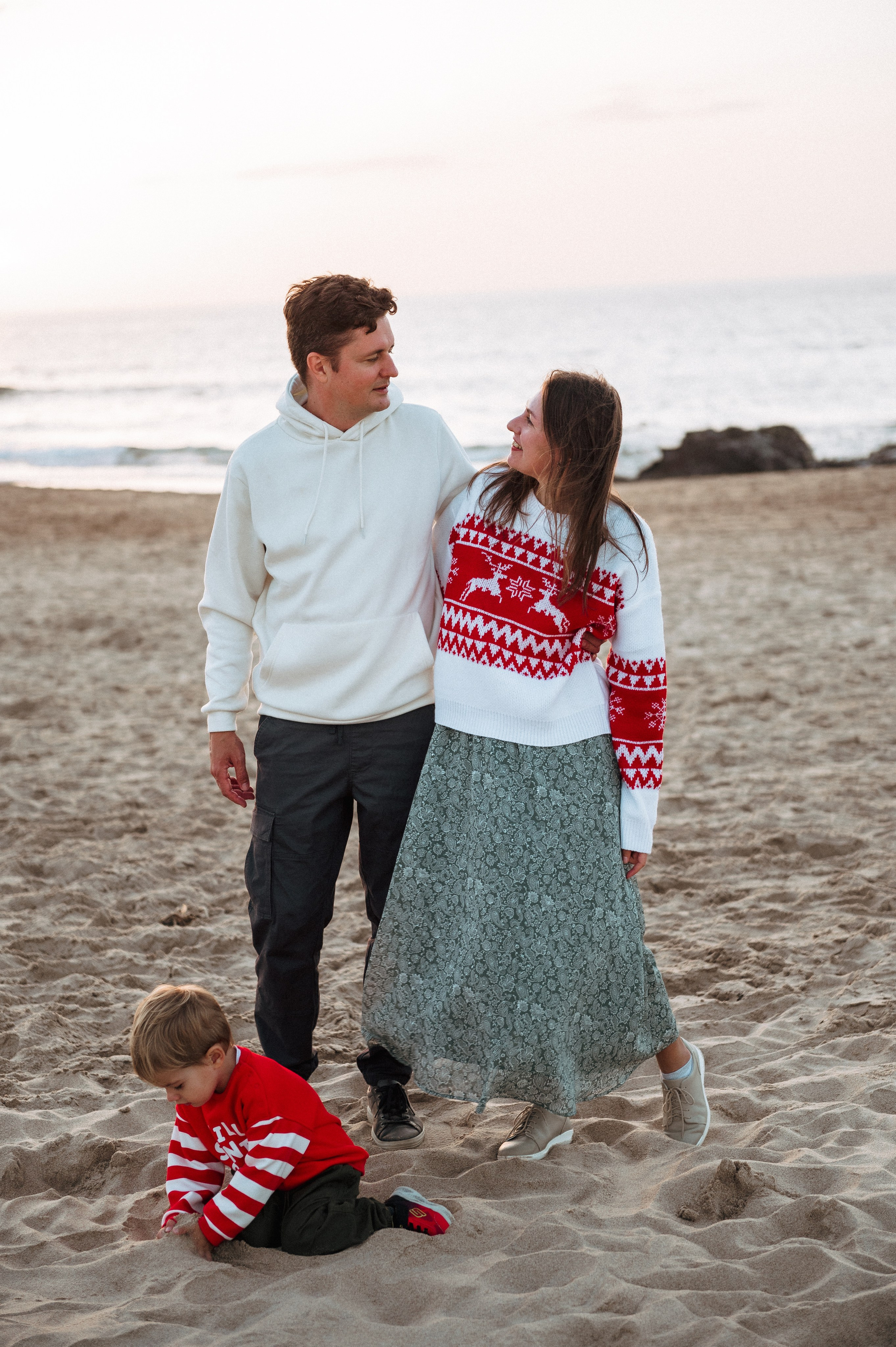 Family Christmas photoshoot on the beach in Portugal. Ваш фотограф в Лиссабоне — Анна Белова