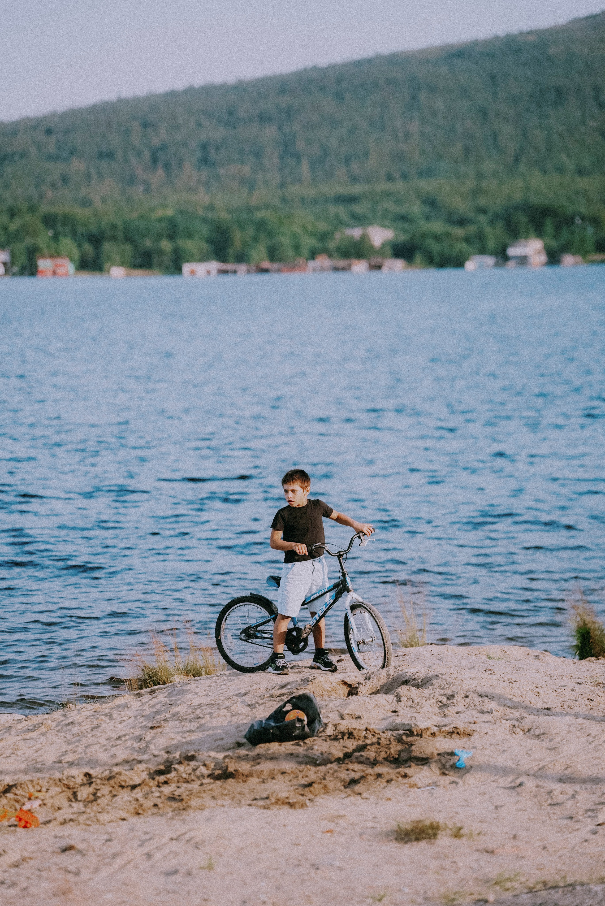 2025. Стрит-фотография, полная абсурда, идиотизма и красоты