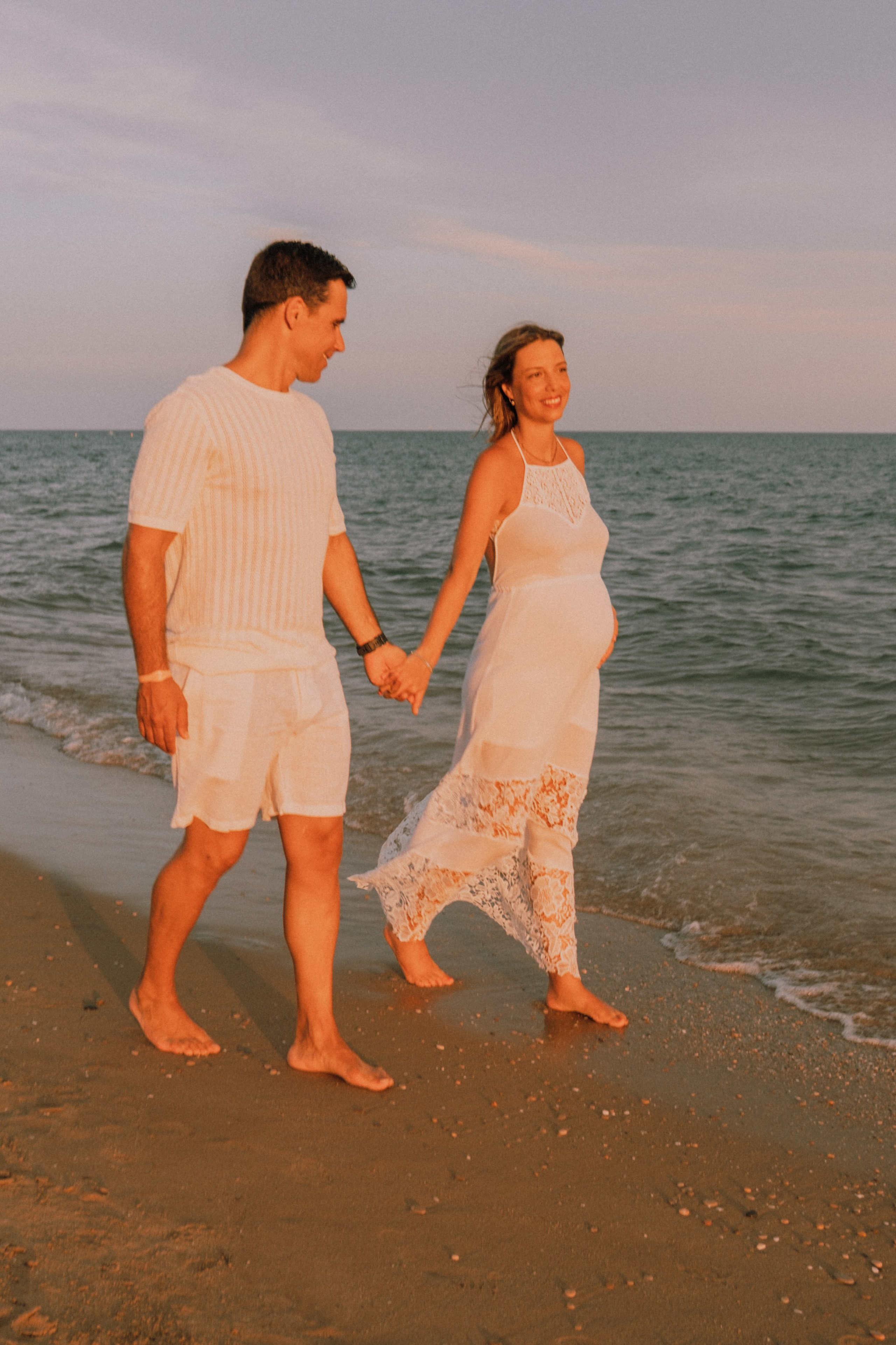 Sesión embarazo en la playa. Fotografía profesional en Calafell - Elena Medvedeva