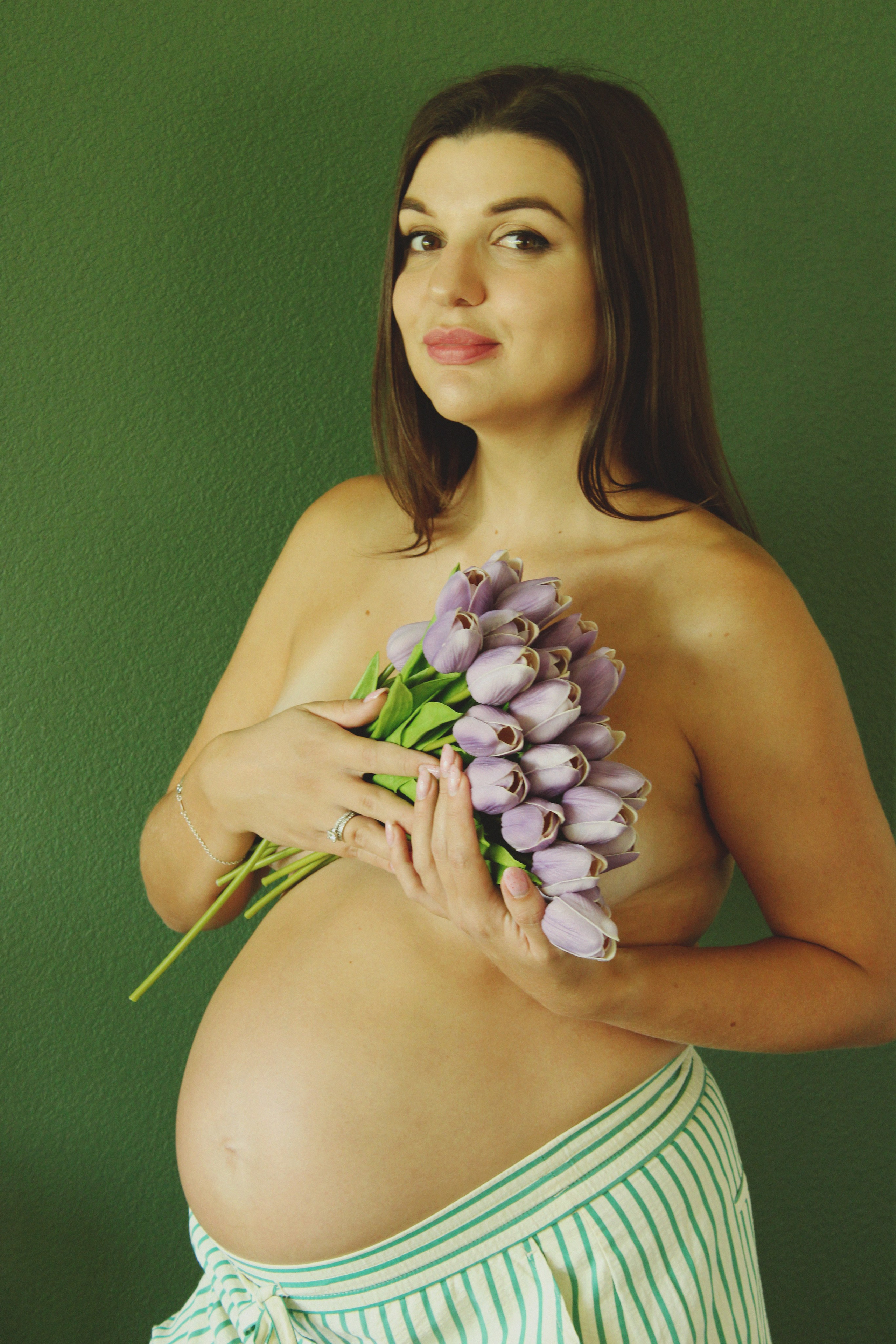 Maternity, Family & Pregnancy Photoshoot at Home. Lana Petrychenko — Portrait & Family Photographer. Valencia, Spain