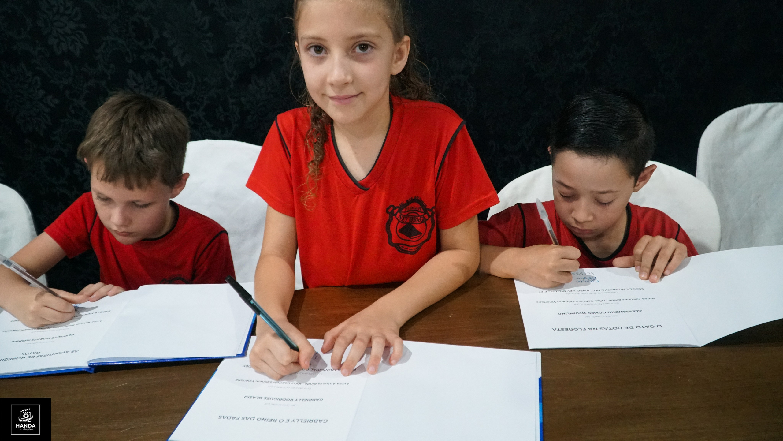 Noite autógrafos colégio Aurélio Buarque de Holanda. Handa Produções