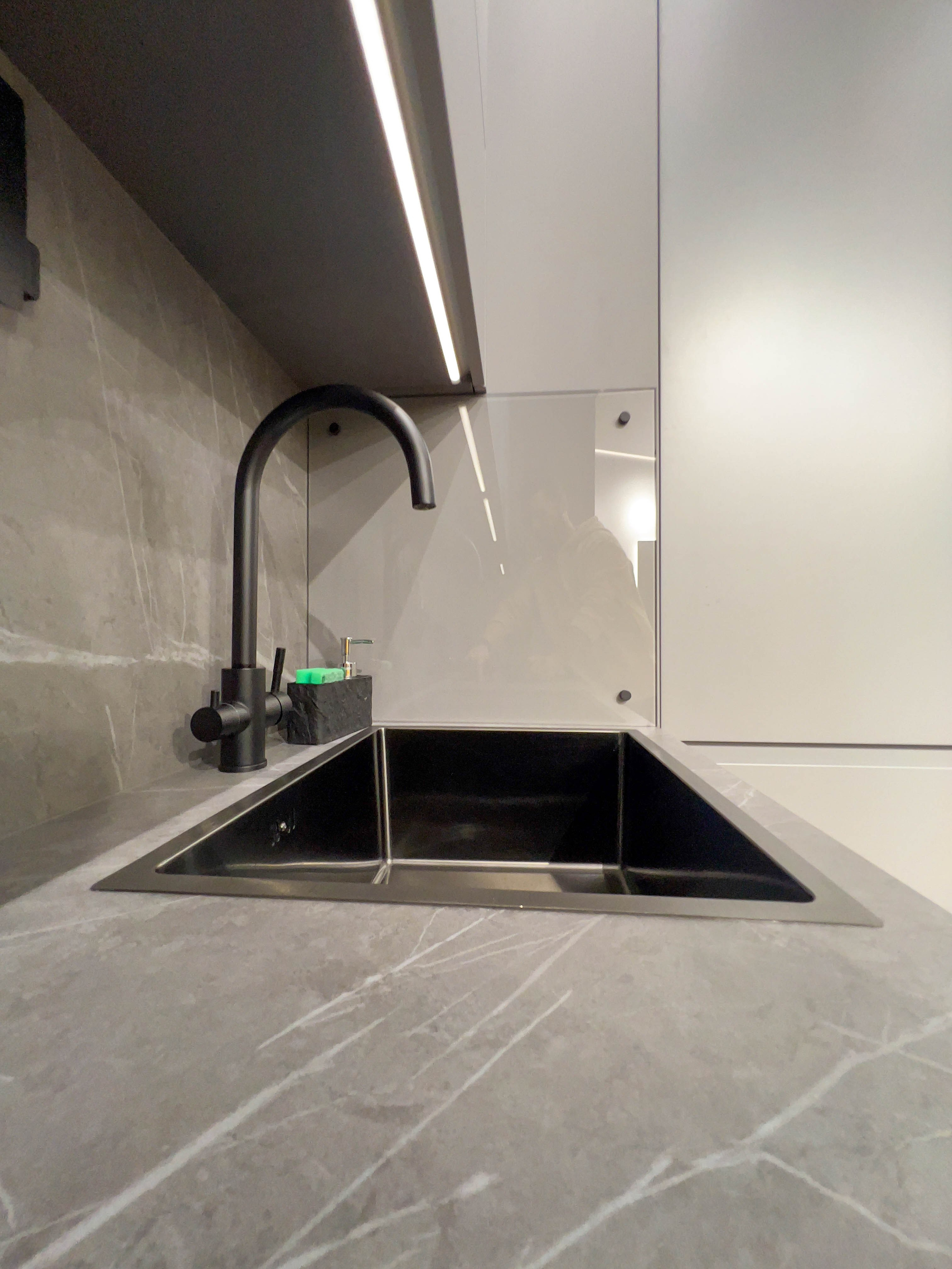 The apartment is on two levels. Fotograf Dmitrii Donets