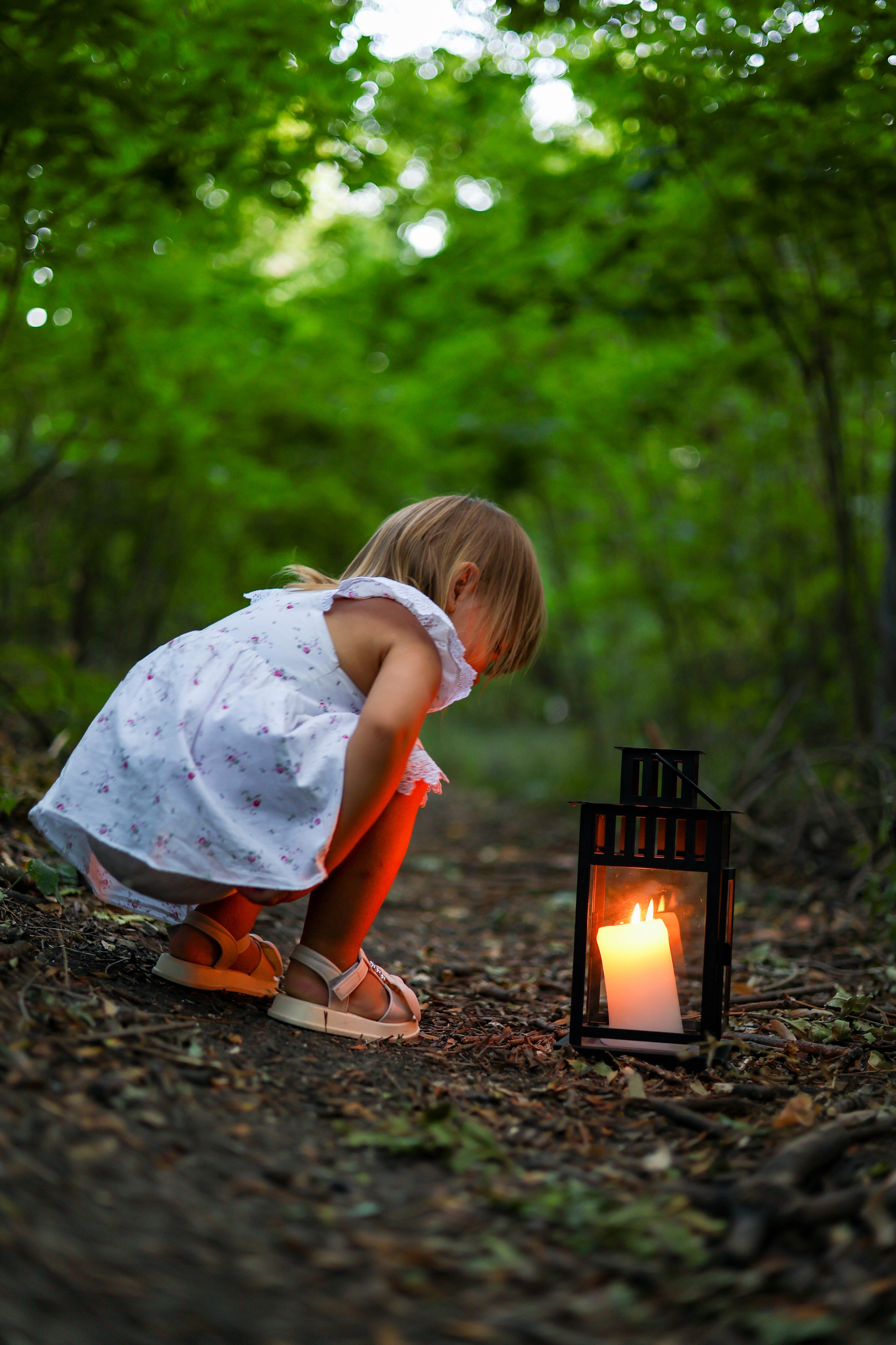 Маленькая девочка с фонариком.