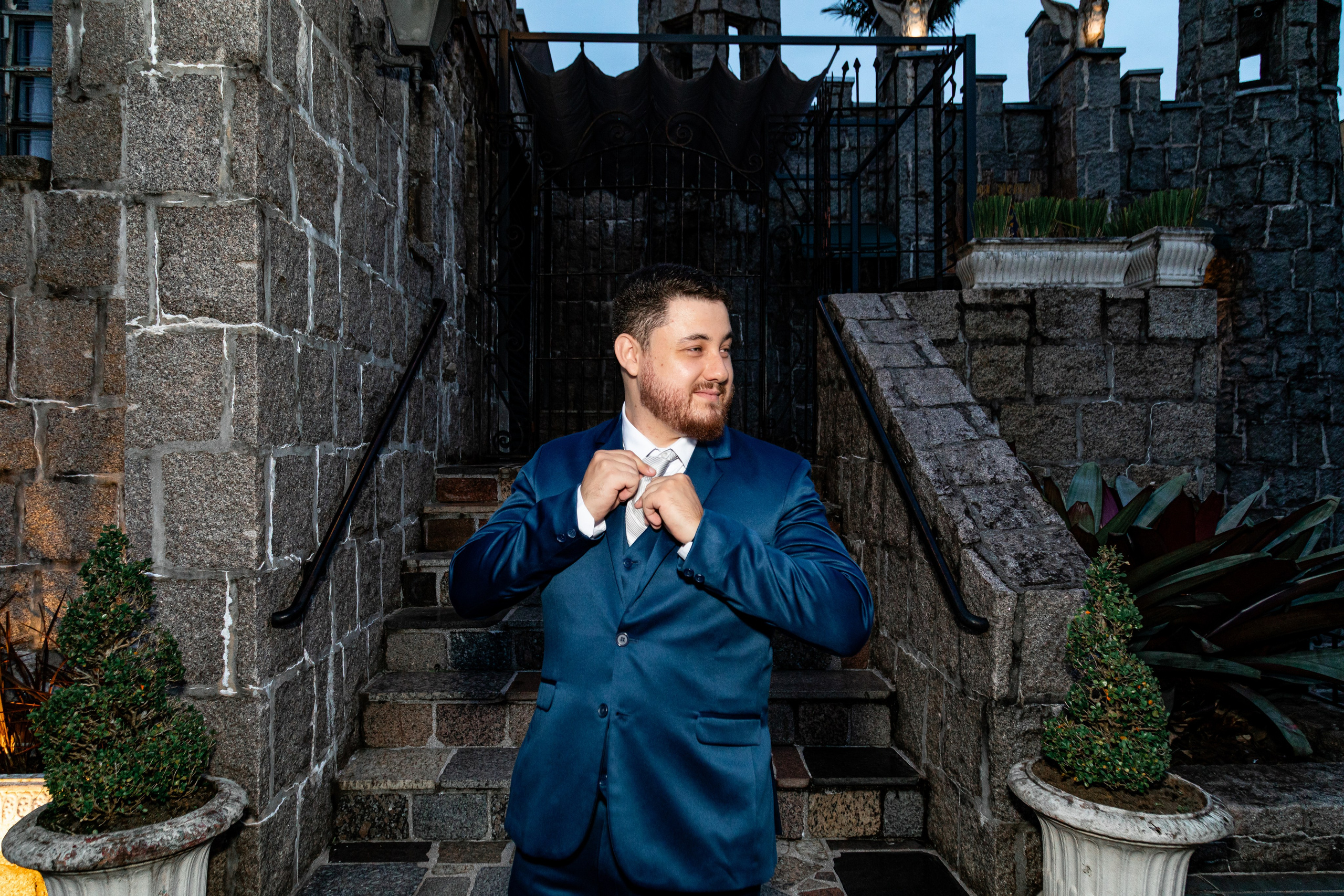 Fotografia em curitiba, noivo em frente a um castelo