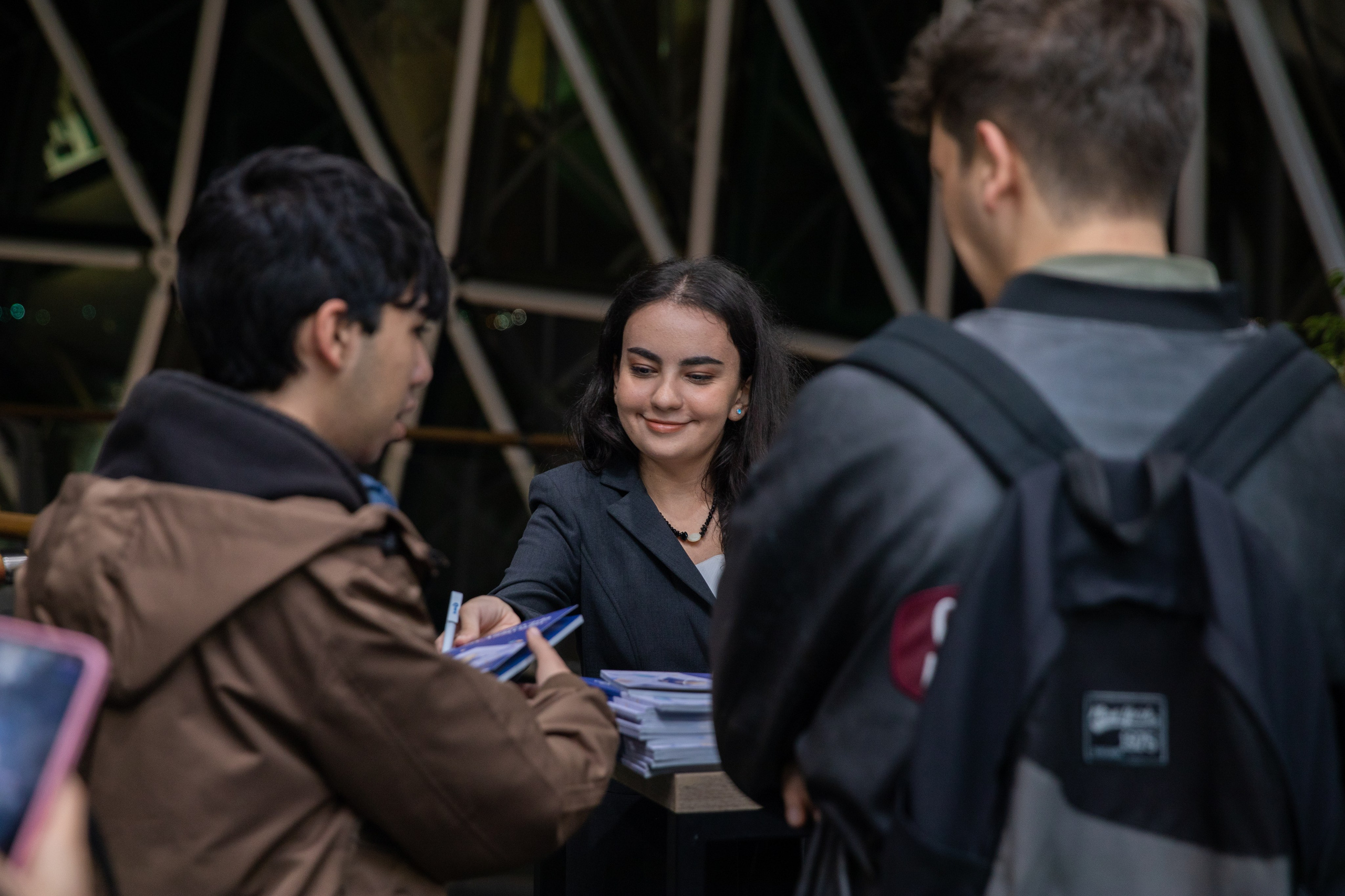 “Astronomiyada Əsas Anlayışlar” kitabının və “Fəza və Zamanın Elçiləri” filminin təqdimatı. Həvəskar Astronomlar Cəmiyyəti — Astronomy.az