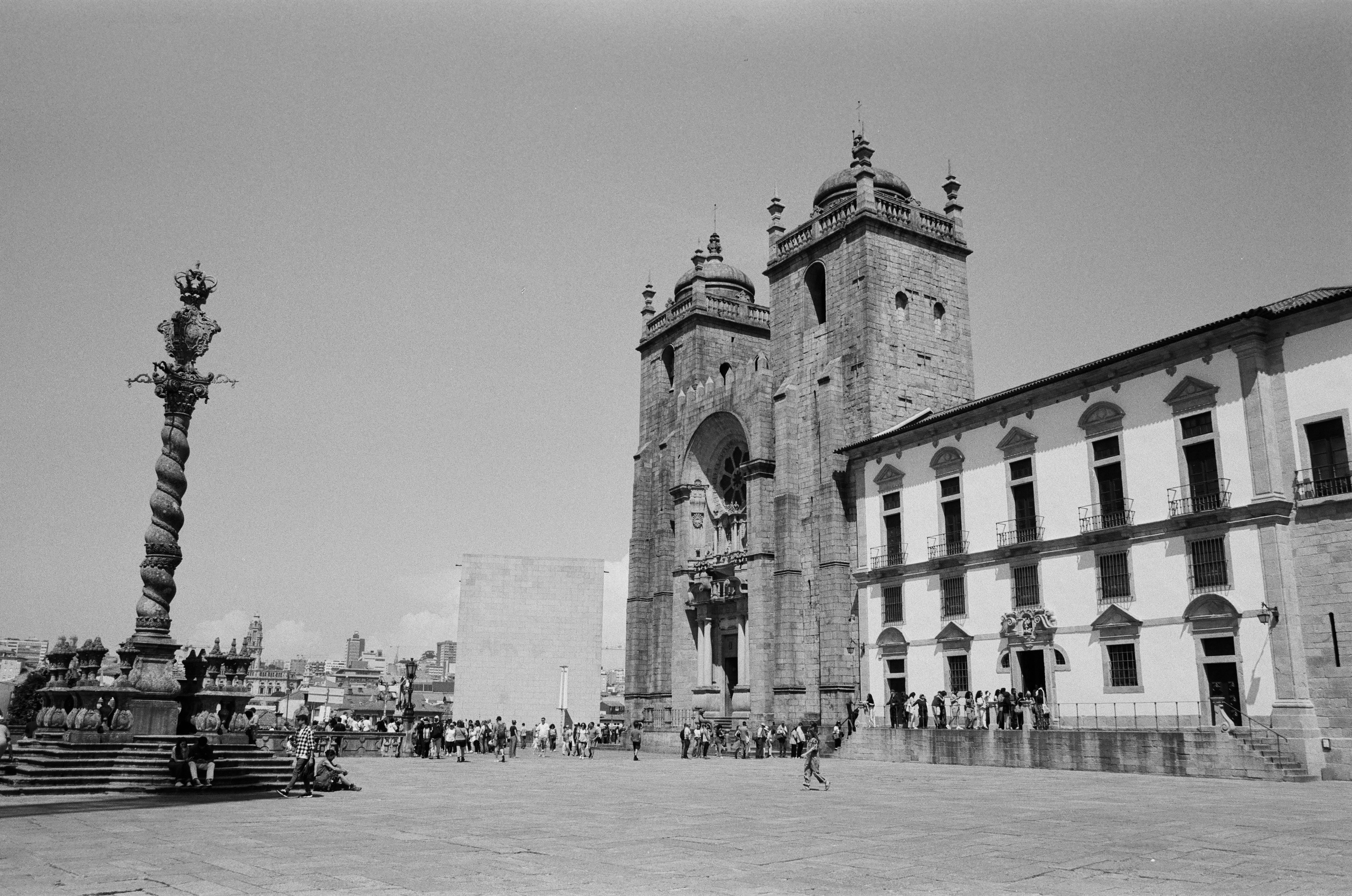 Kathedrale Sé do Porto mit Menschen auf dem Vorplatz