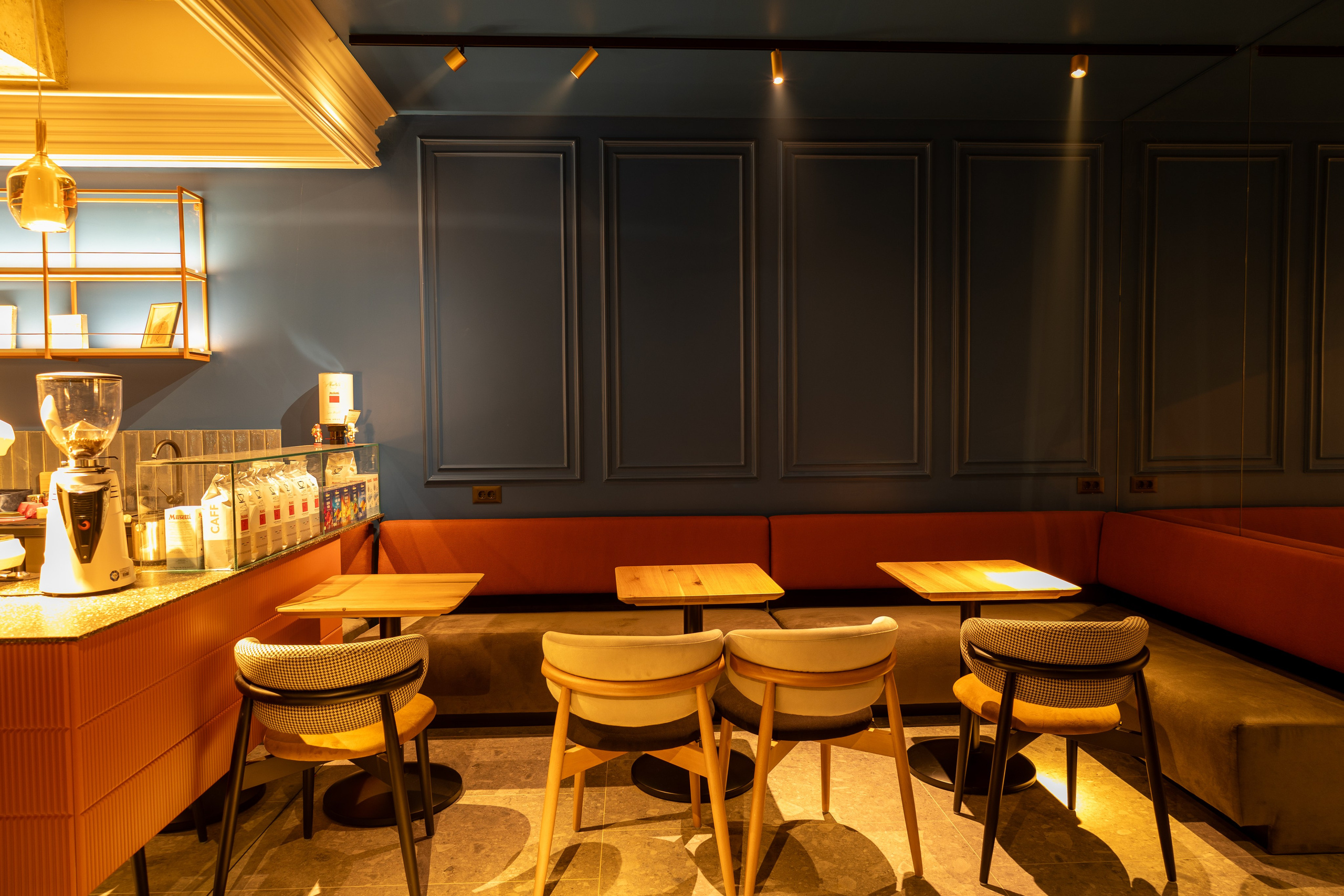 Cafenea “Monte Carlo” Buhuși. Fotograf. Lucrez cu oameni, produse și spații. Portret și fotografie creativă. Bacău, România. Lidia Savinoiu