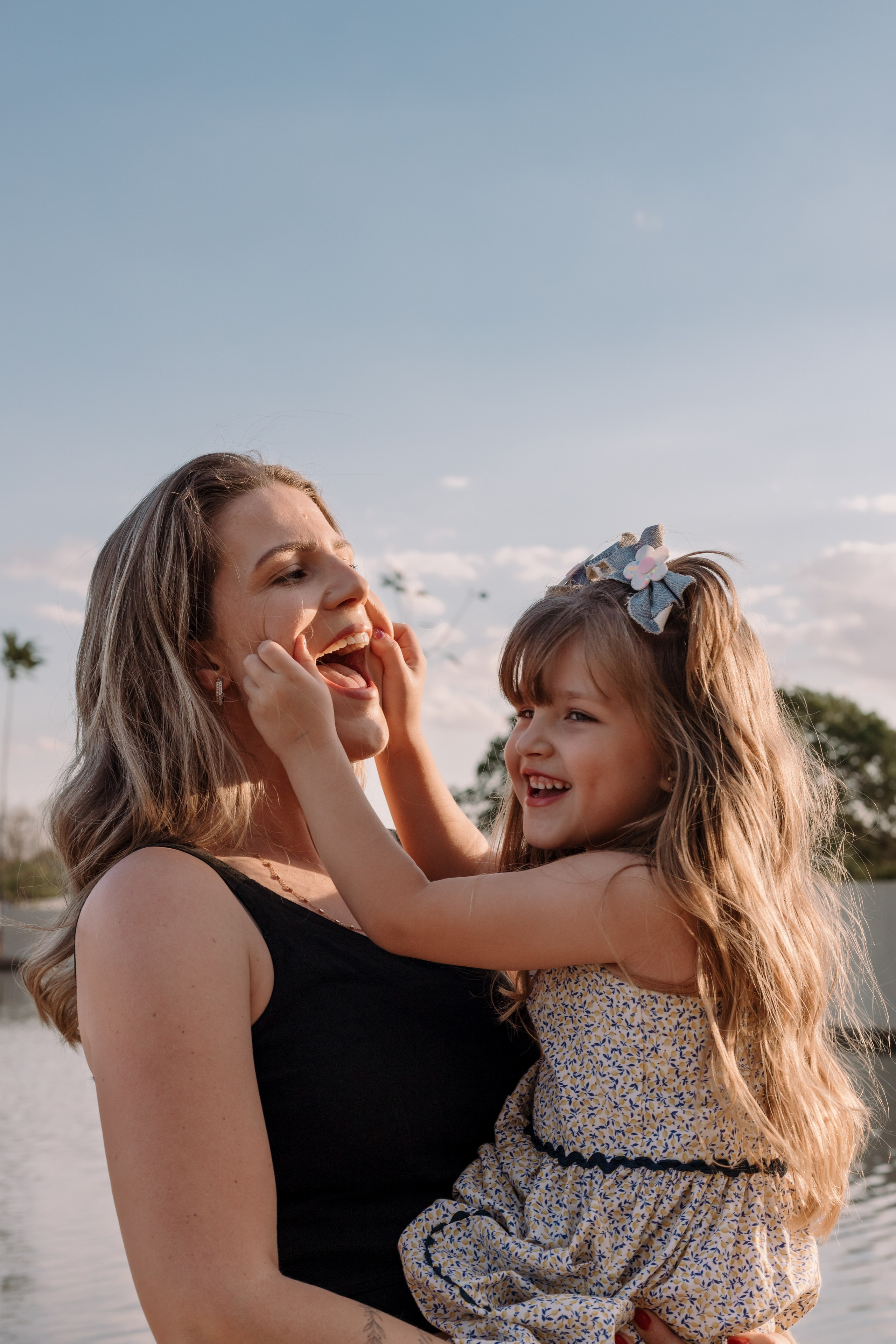 Mãe e filha em momento divertido durante ensaio de família