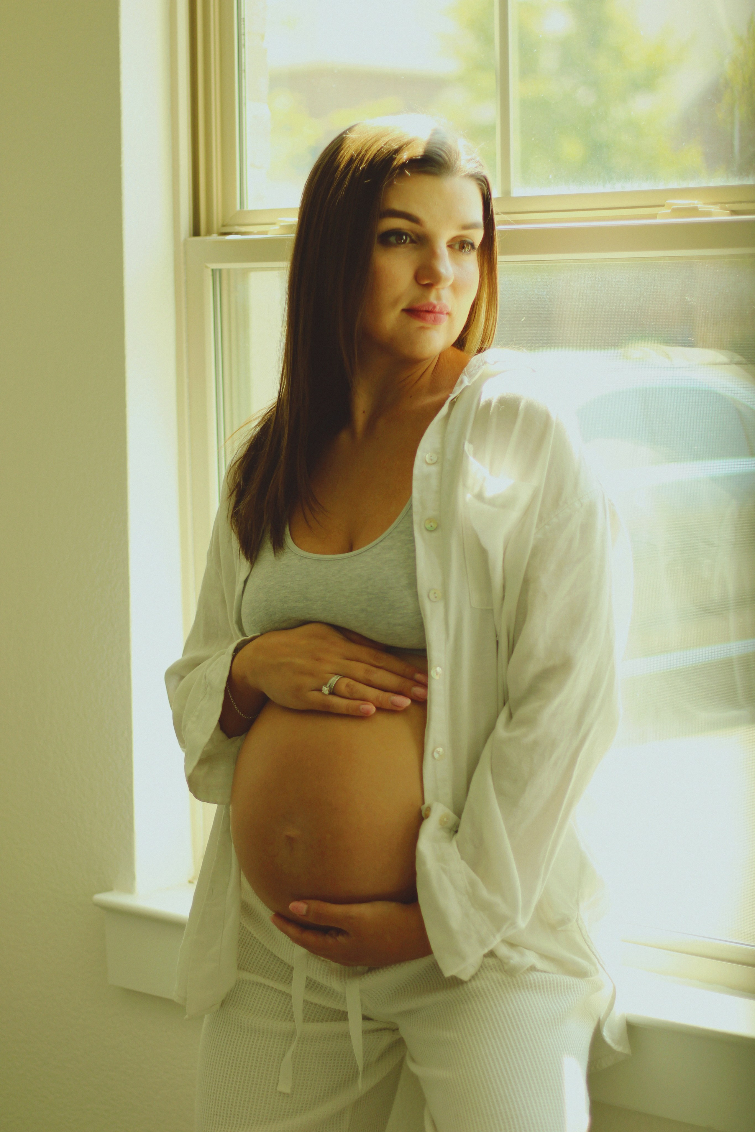 Maternity, Family & Pregnancy Photoshoot at Home. Lana Petrychenko — Portrait & Family Photographer. Valencia, Spain