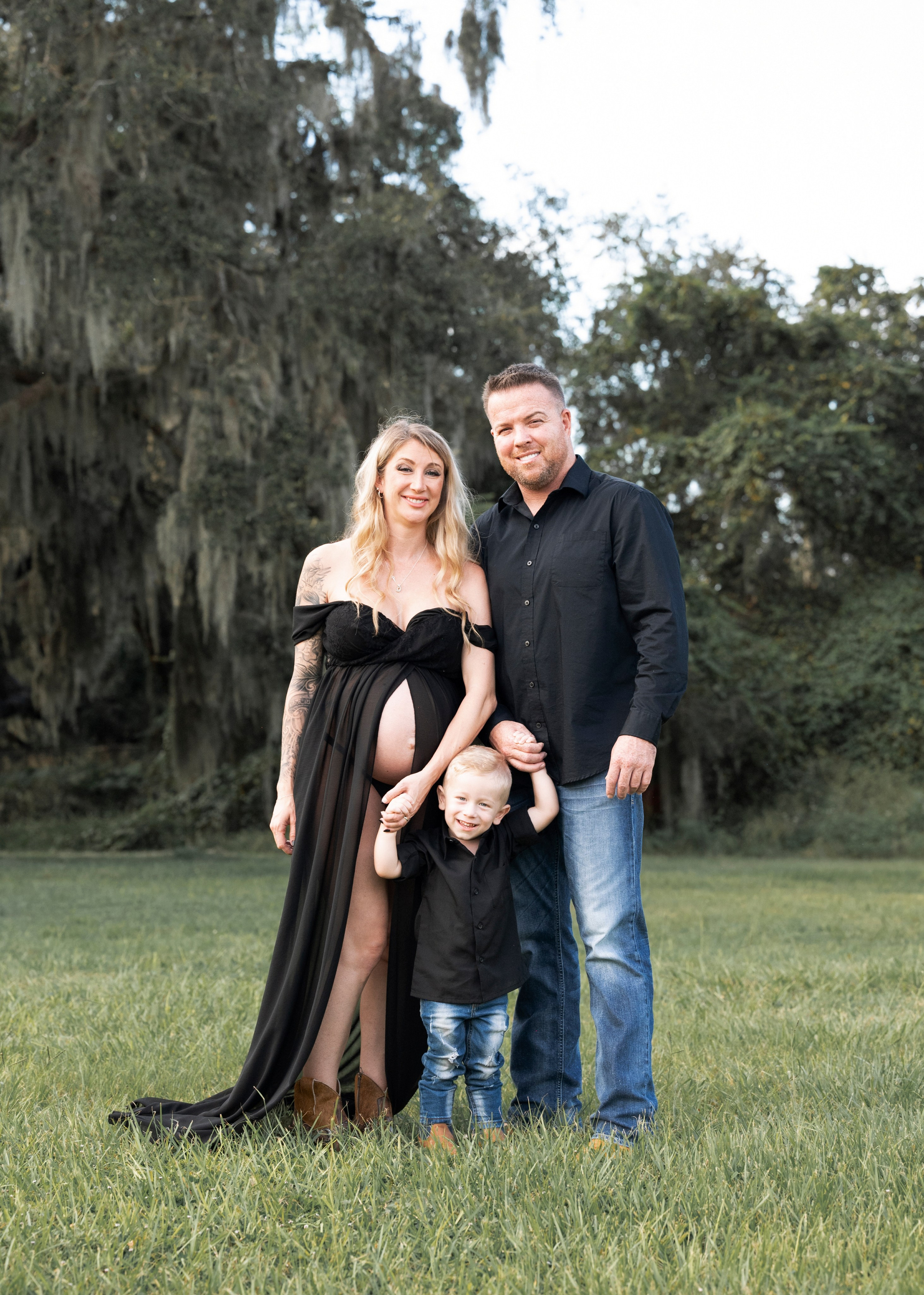 Maternity session outside. Portrait, kids and family photographer in Wesley Chapel Alina Alice Osipova