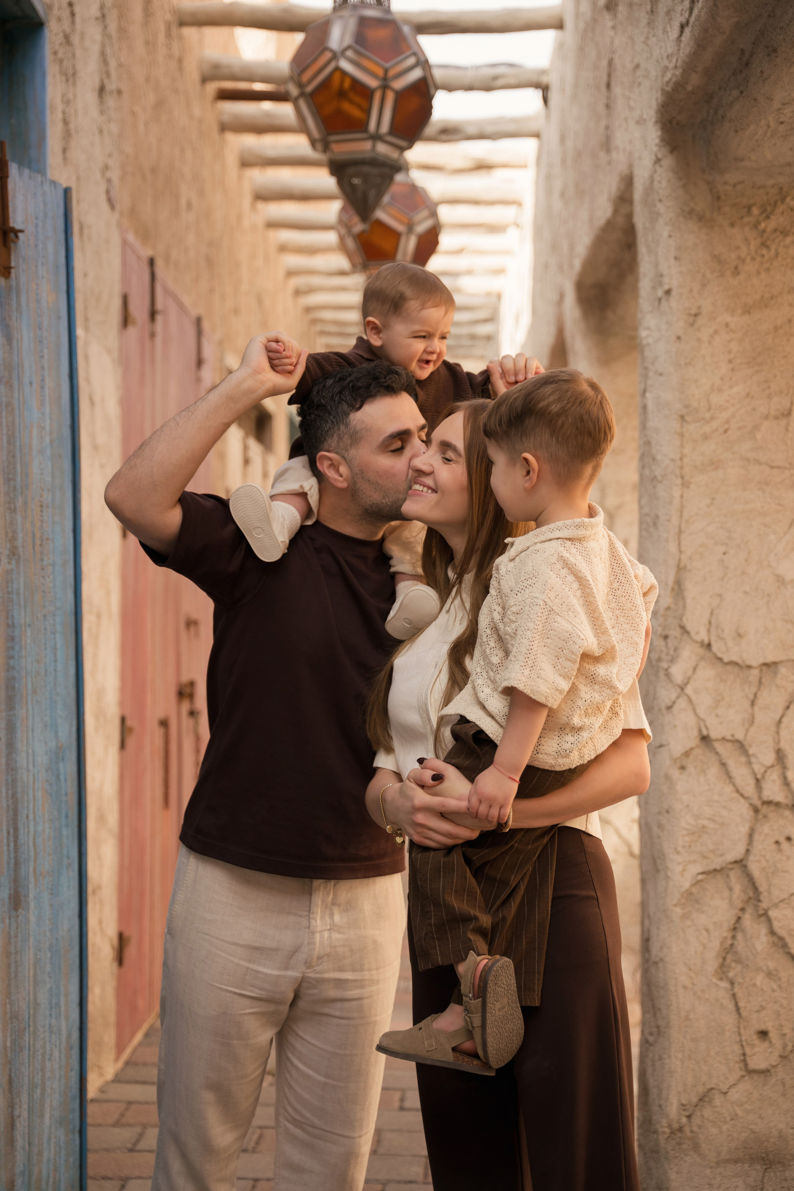 Old Town walk. Angela Iakovleva — Family Photographer in Dubai