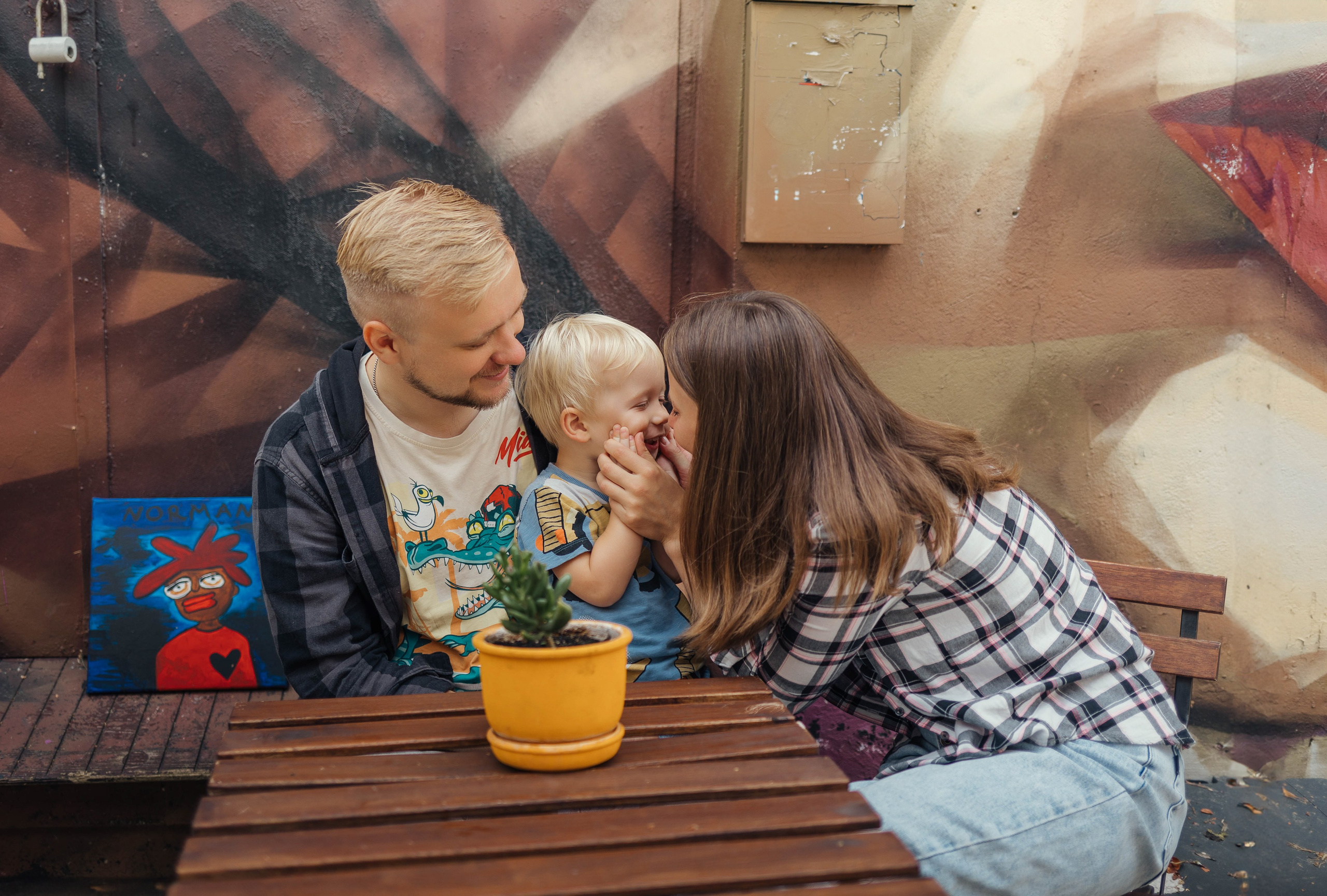 Along the streets of Vilnius in lifestyle style. Family photographer in Vilnuis Svetlana Naumova