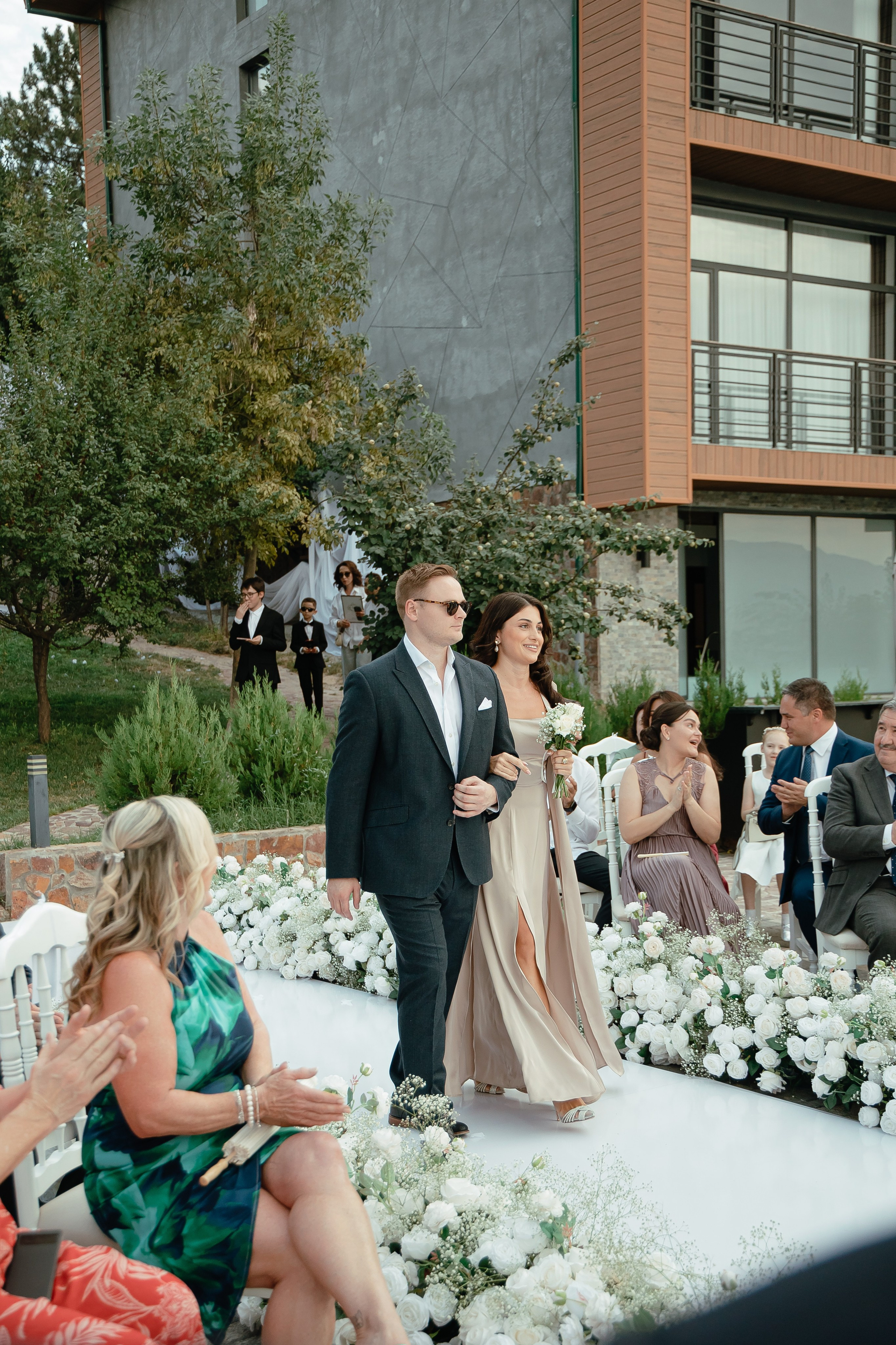 Thomas & Suyumbika. Главная