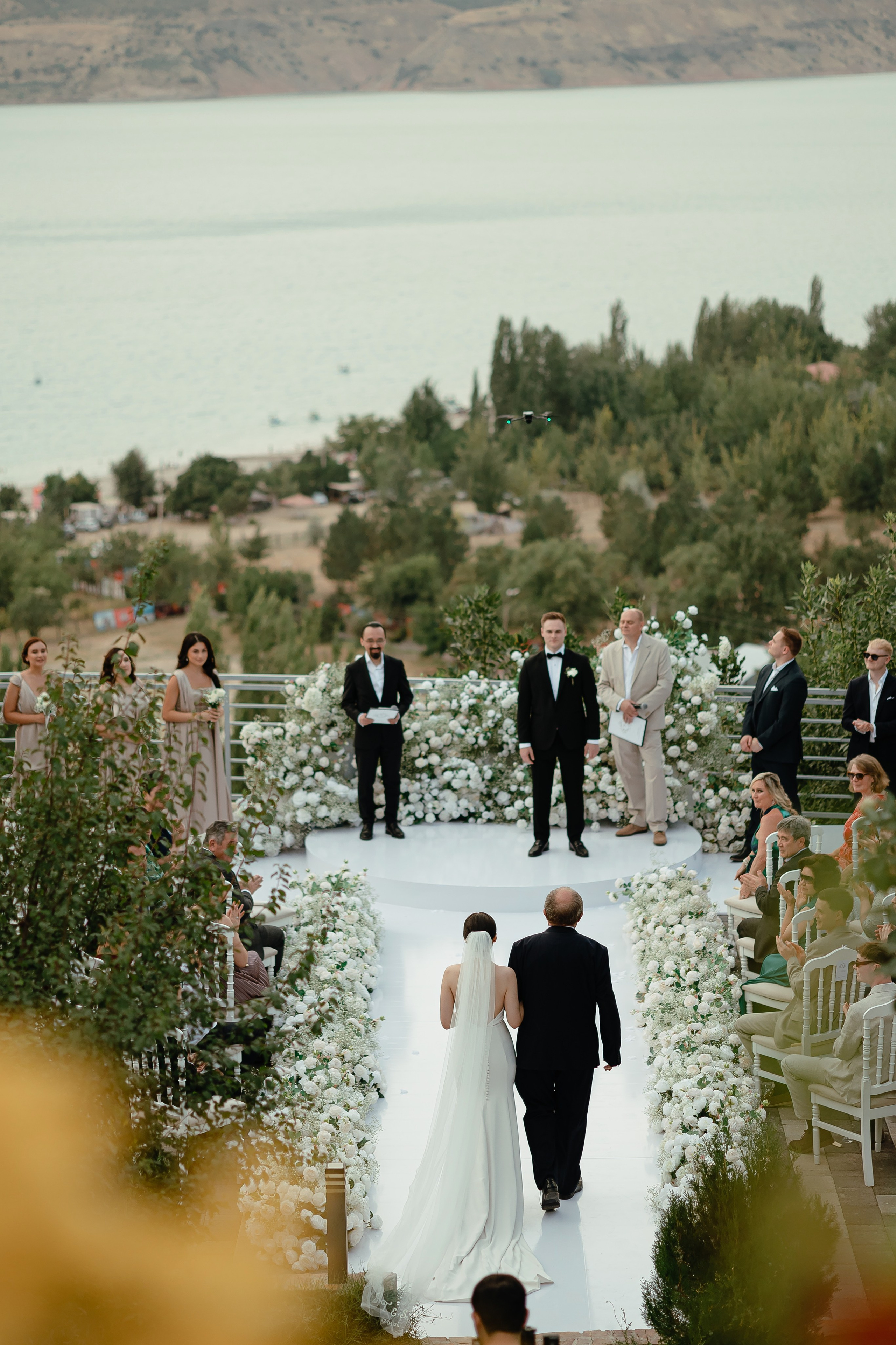 Thomas & Suyumbika. Главная