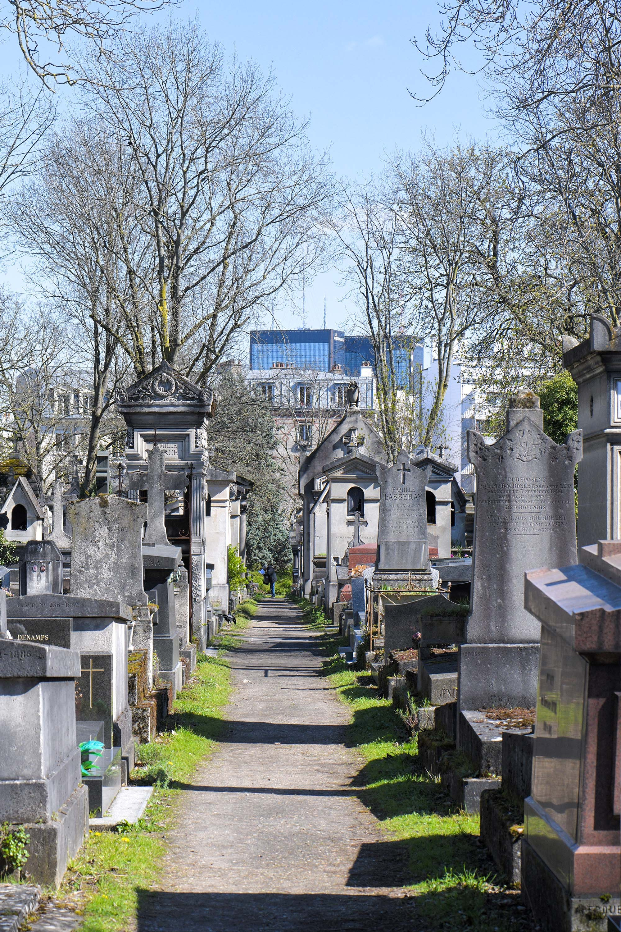 Père Lachaise Cemetery in Paris | Famous Graves & Photography Guide