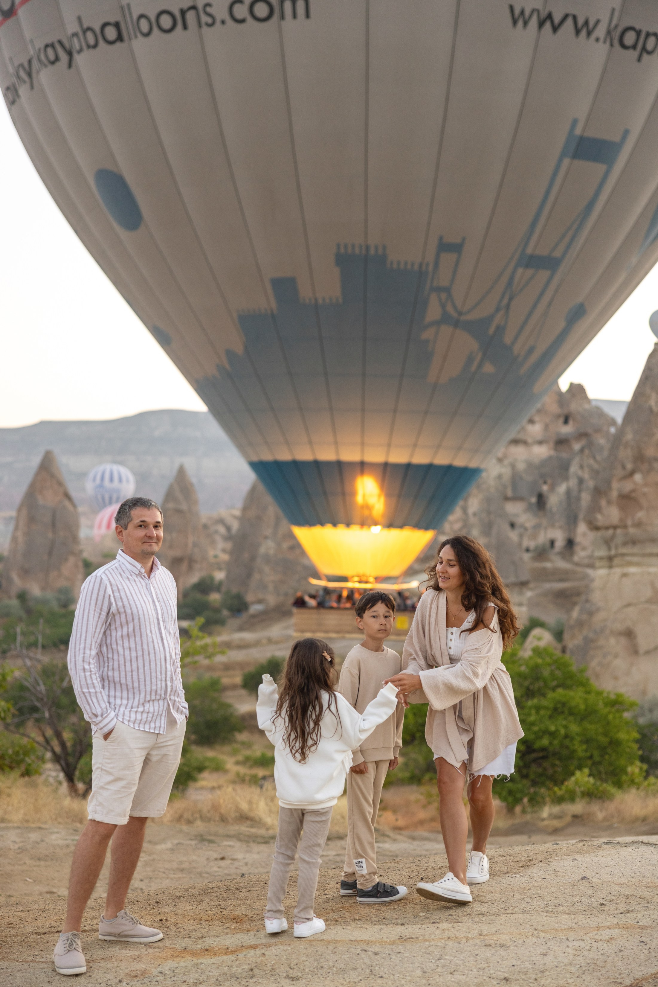 Family Photoshoot at Sunrise with Cappadocia’s Hot Air Balloons. Julia Ganch I Fashion Wedding Photography I Cappadocia Turkey