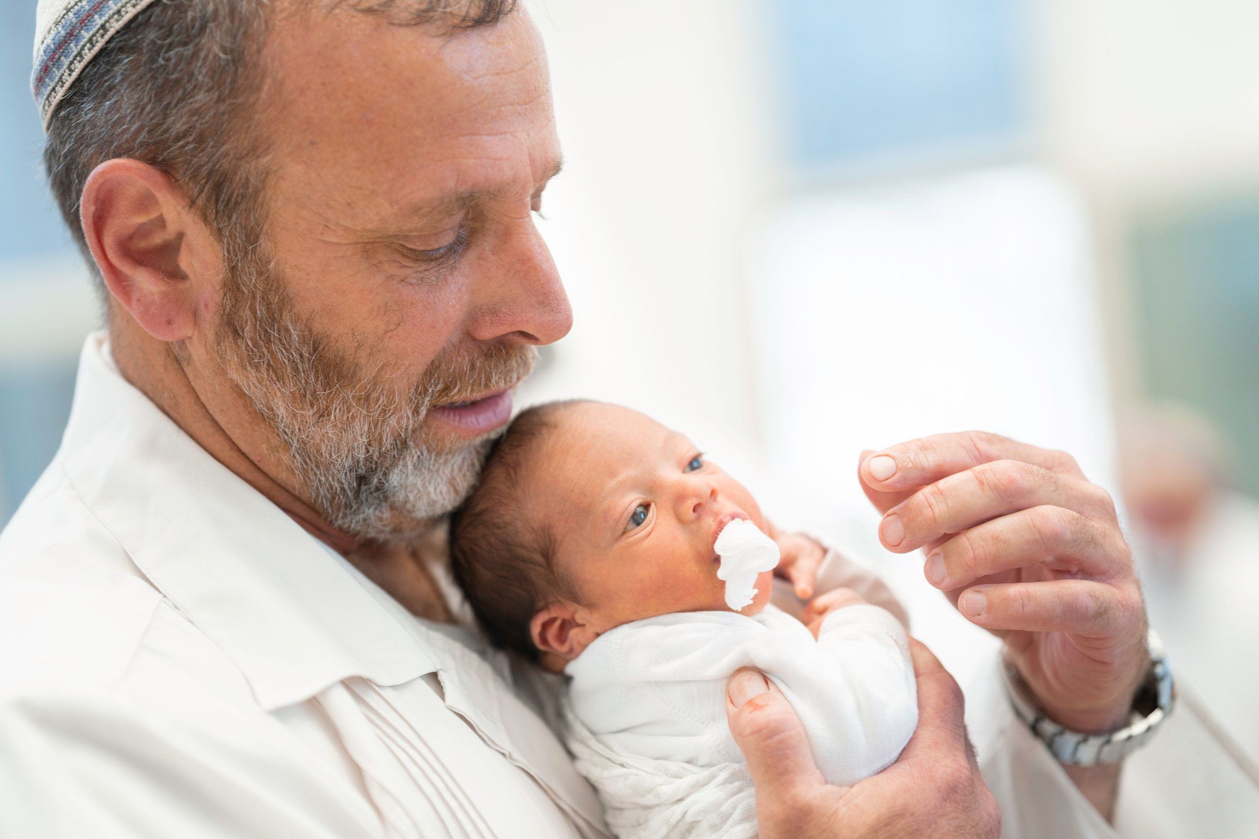 הברית של יוסף וחנה. יוסף מזרחי צילום חתונה, ברית וזוגיות. צלם מקצועי שאוהב להוציא אתכם הכי יפים ברגעים הכי מרגשים