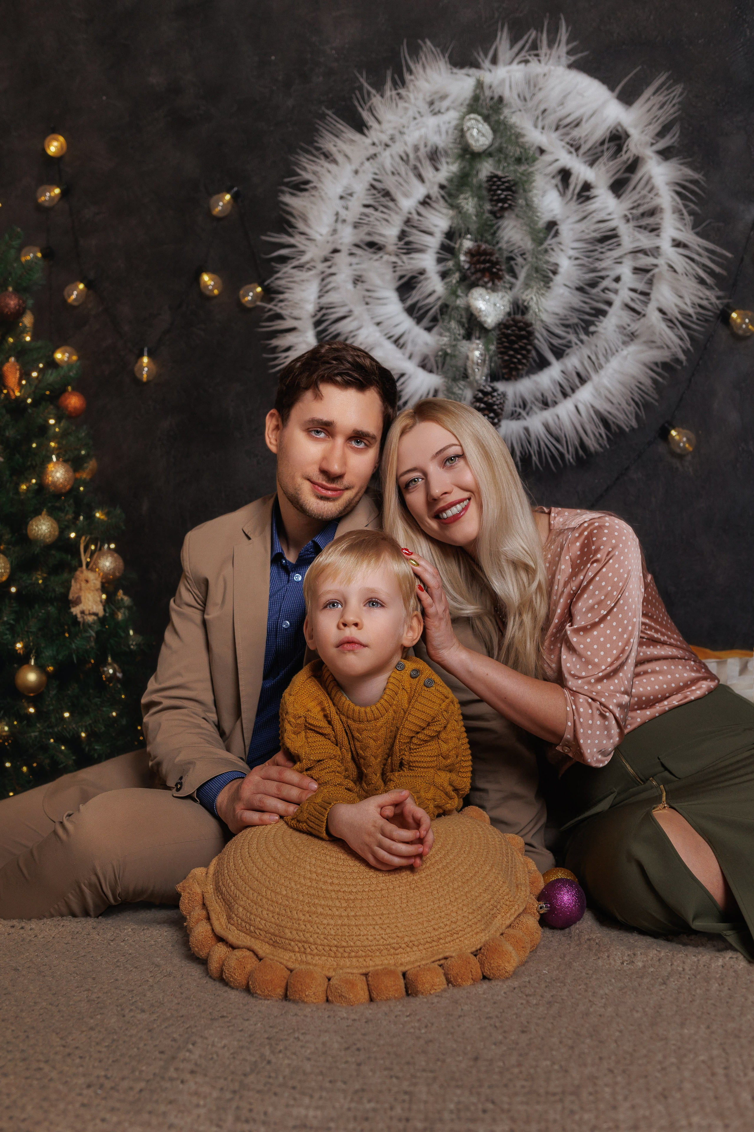 Christmas photo shoot for a large family. Family photographer in Vilnuis Svetlana Naumova