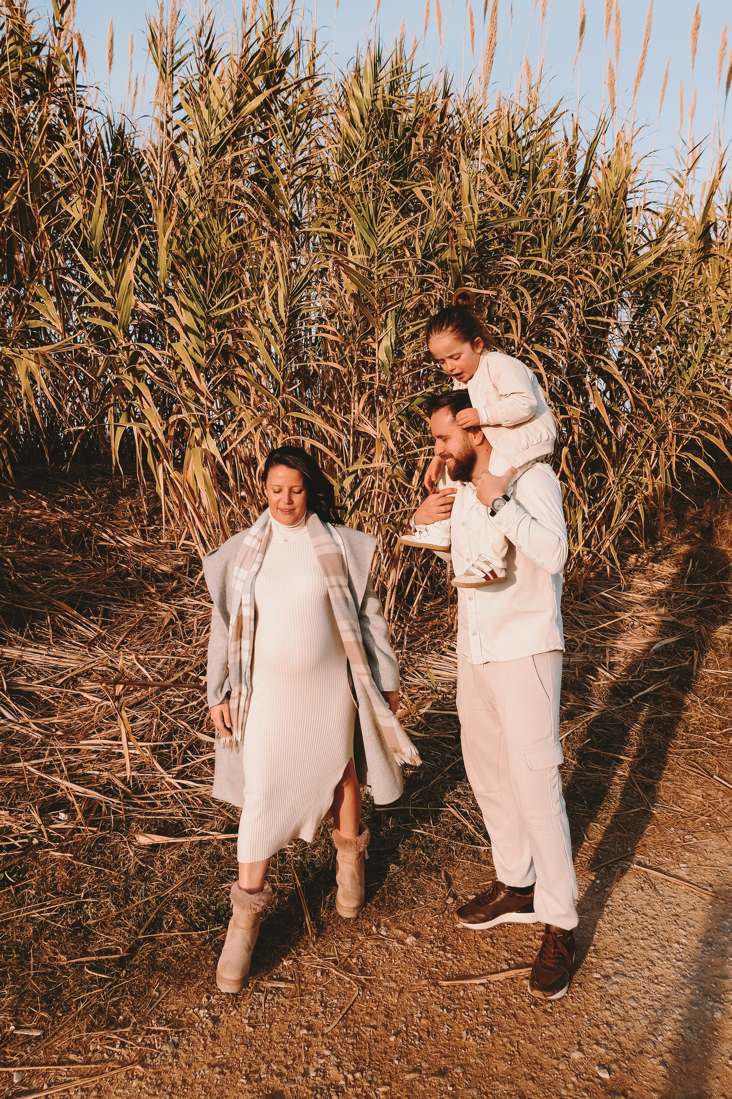 Sesión familiar embarazo. Fotografía profesional en Calafell - Elena Medvedeva