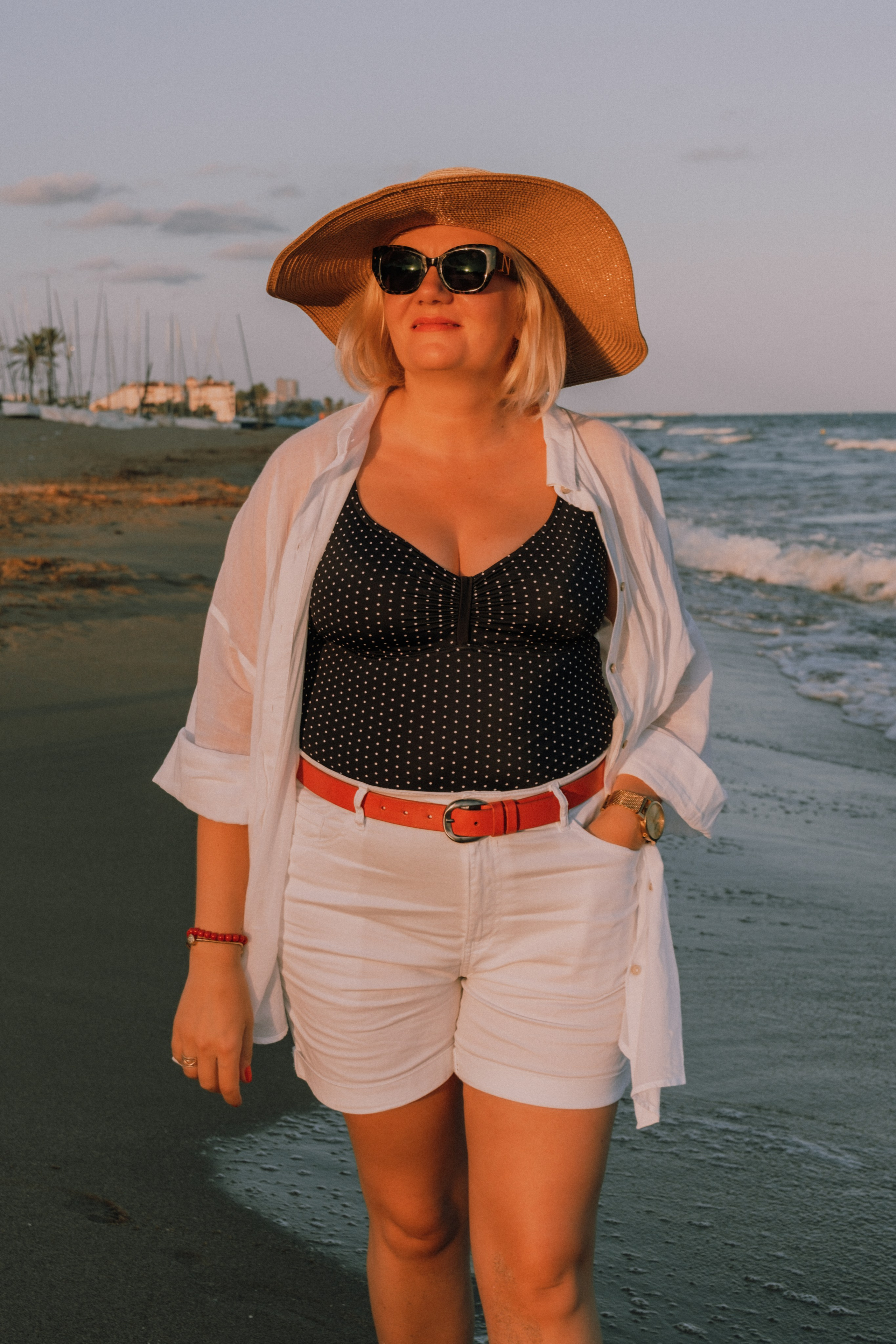 Sesión de amigas en la playa. Fotografía profesional en Calafell - Elena Medvedeva