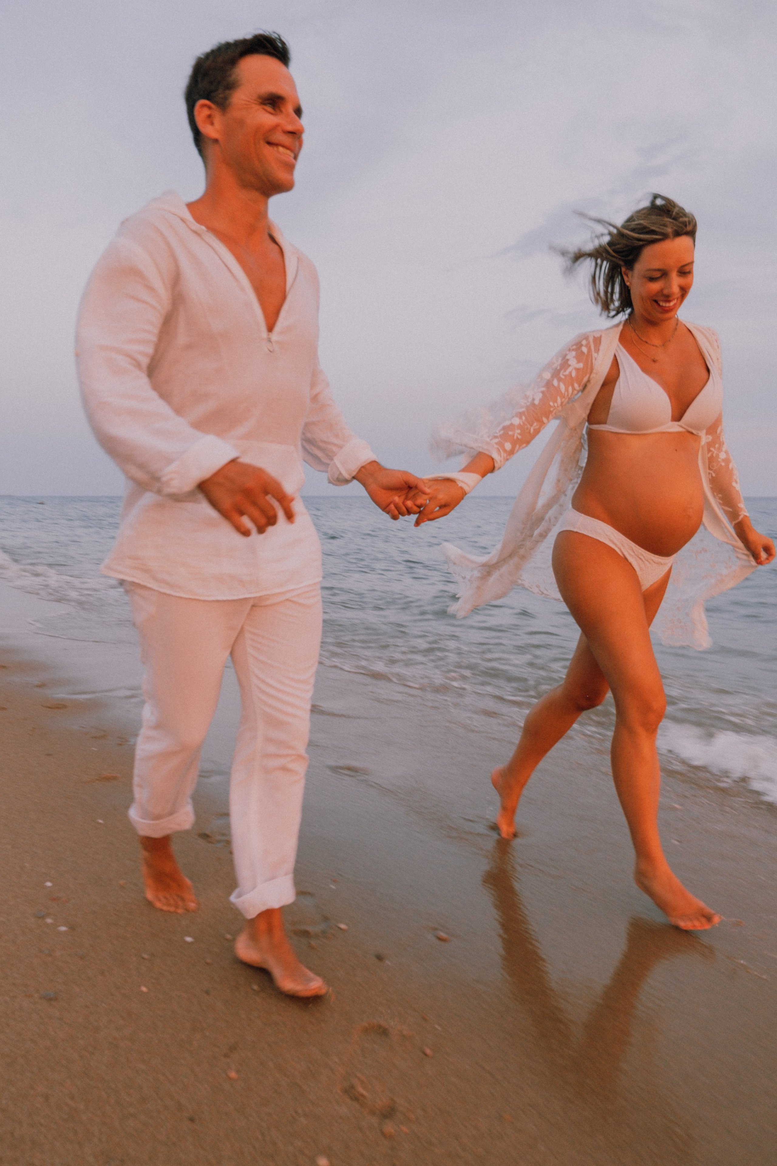 Sesión embarazo en la playa. Fotografía profesional en Calafell - Elena Medvedeva