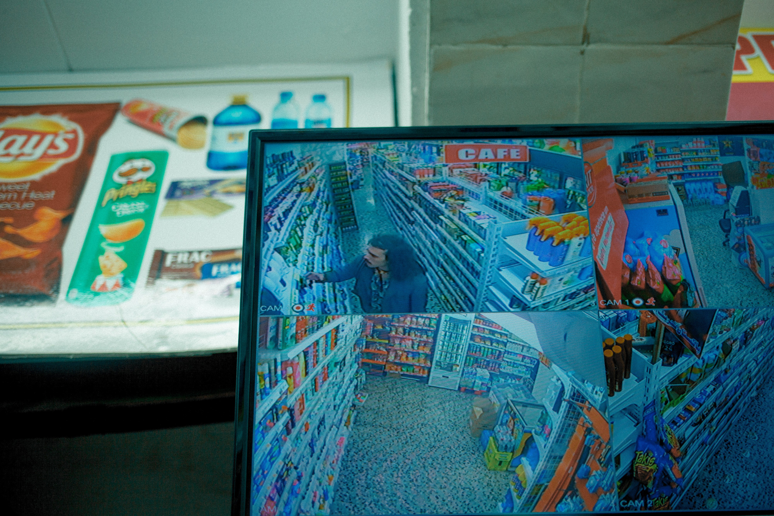 Fotografía nocturna con el músico Mateo en el Raval de Barcelona – retratos urbanos espontáneos. Marina Kálcheva – Photographer, Videographer & Visual Artist in Barcelona