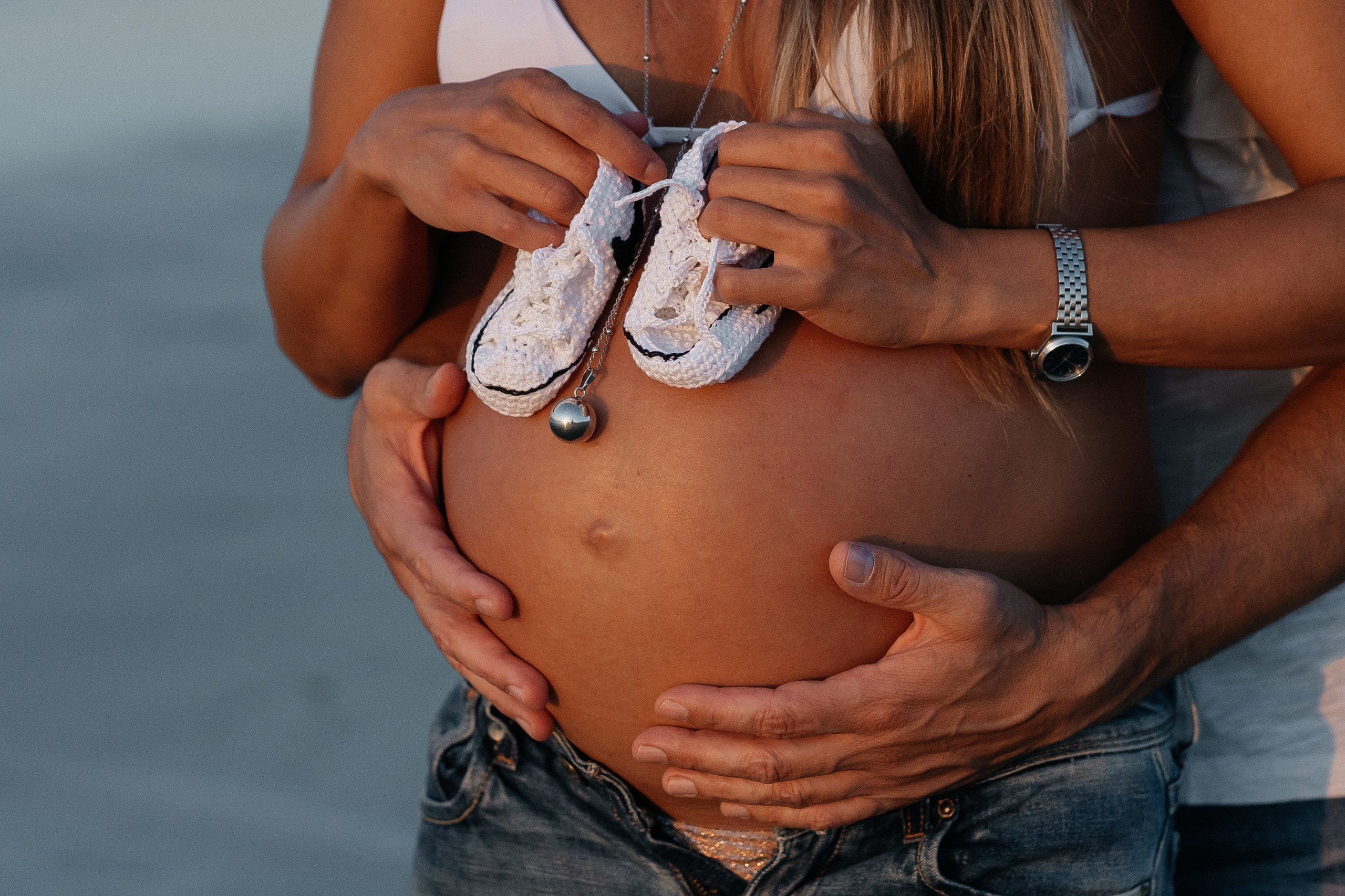 Servizio fotografico maternità al mare. Fotografa di matrimoni e di famiglia in Italia
