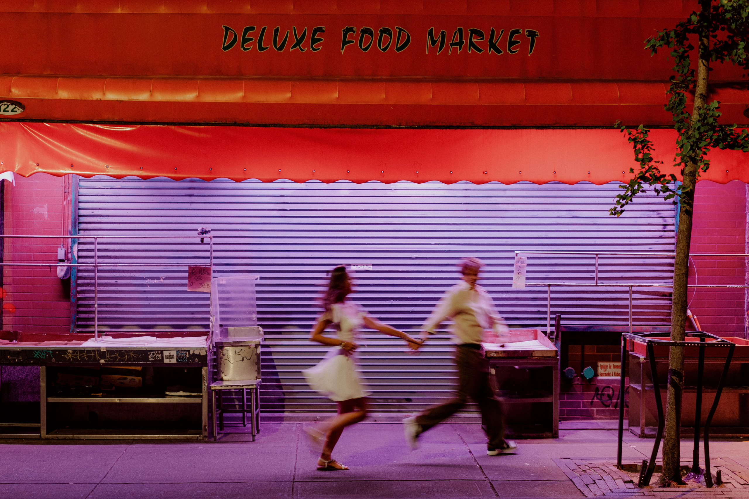 Couple in the night city. Videographer and photographer in New York // MAKAROV.VIDEO