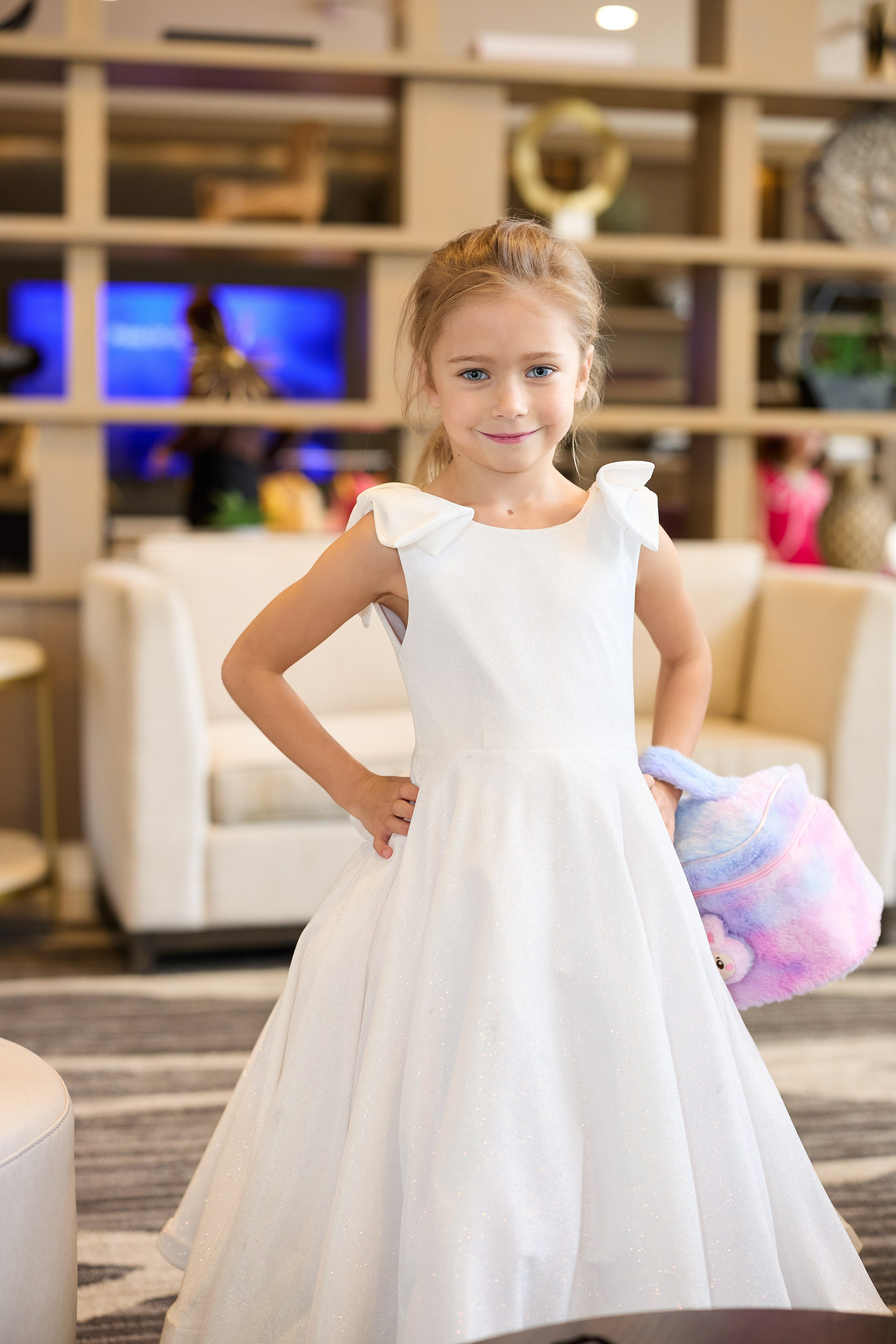 Авторская благотворительная художественная выставка Дианы Бортник. Фотограф Юлия Маковеева