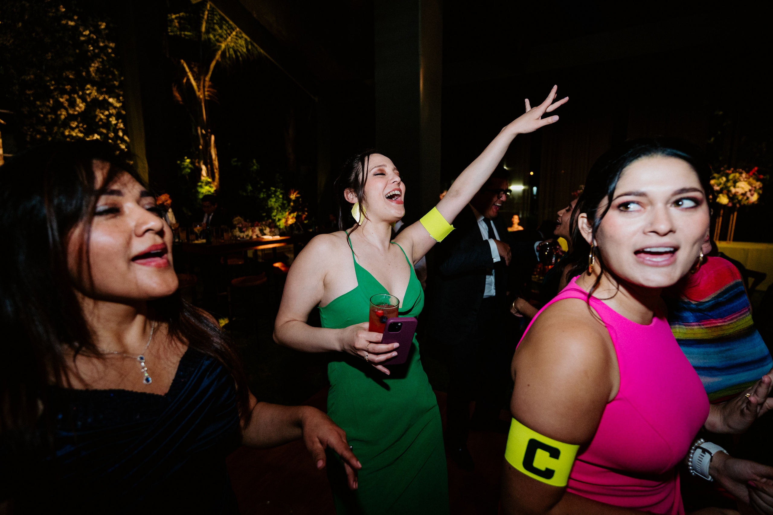 Un vistazo a la fiesta. Fotógrafo de Bodas en Lima | Ronhy Altamirano. Fotografía narrativa y cinematográfica para bodas, quinceañeras y eventos exclusivos