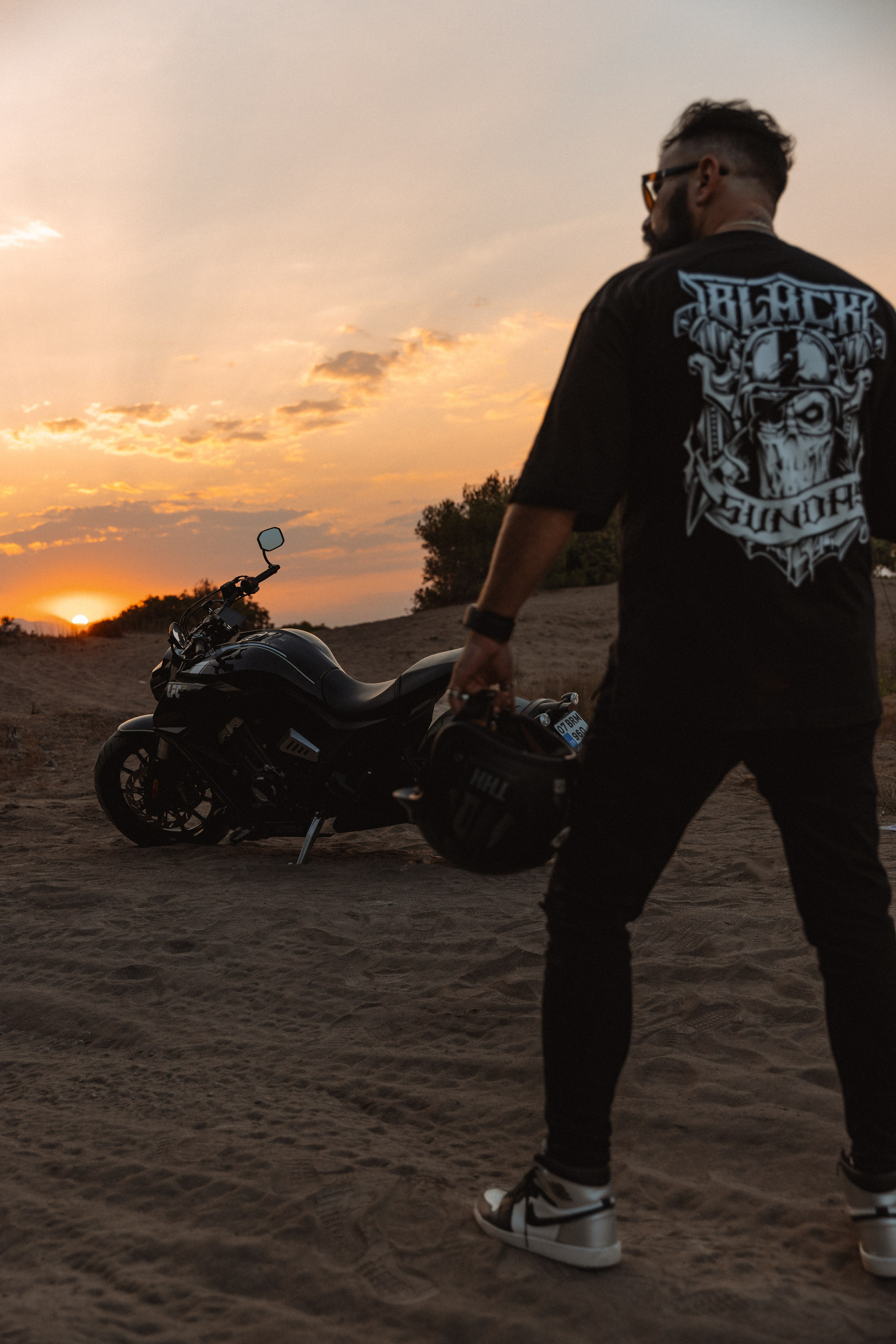 Мужская фотосессия в Анталии. Фотосессия для мужчин. Фото с мотиком. Мужская фотосессия в Анталии. Мужская фотосессия в Турции.